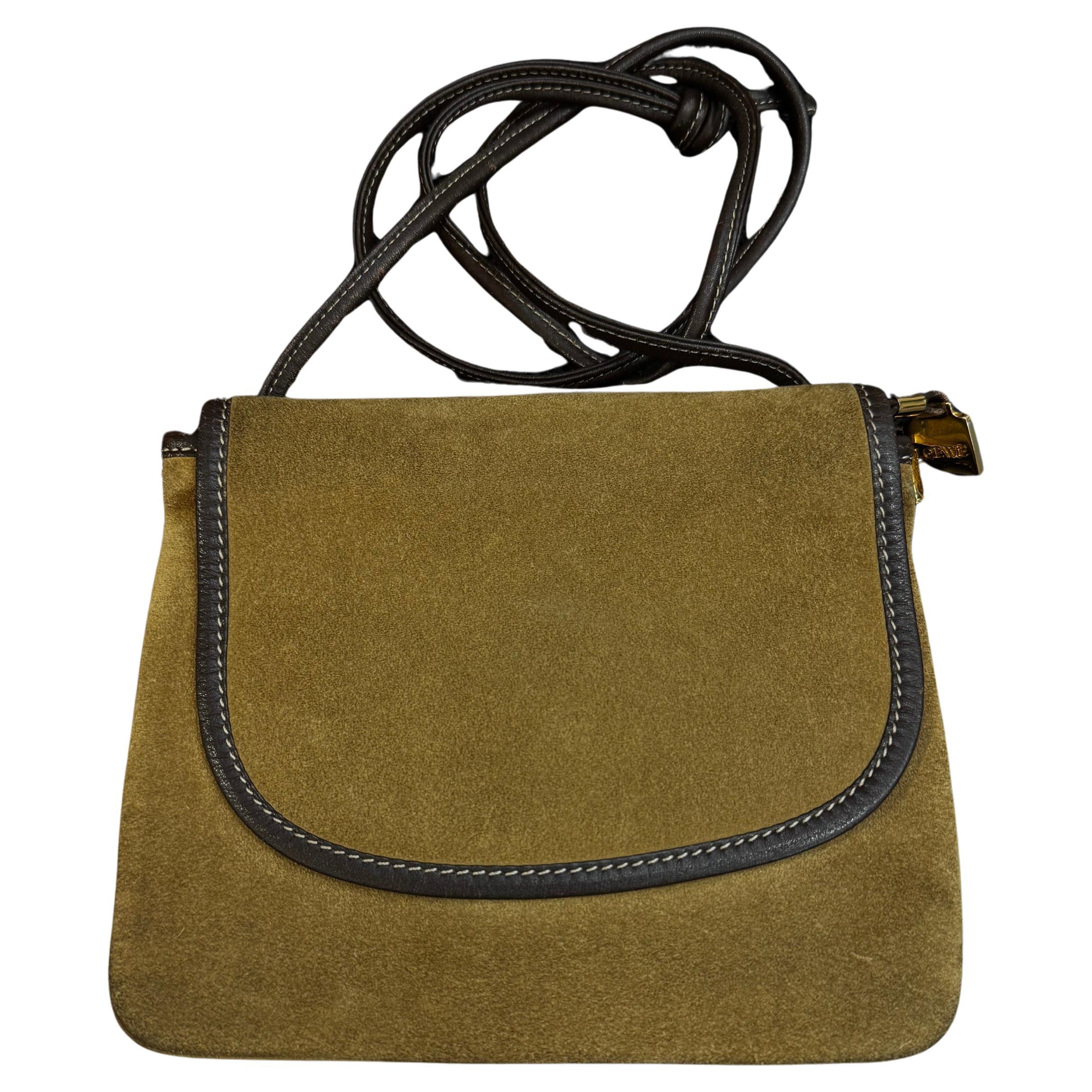 Diese doppelseitige LOEWE Anagramm-Kreuztasche im Vintage-Stil ist aus braunem Kalbsveloursleder gefertigt und mit glattem braunem Kalbsleder und einem Kreuzriemen aus demselben Leder besetzt. Der Reißverschluss an der Vorderseite öffnet sich zu