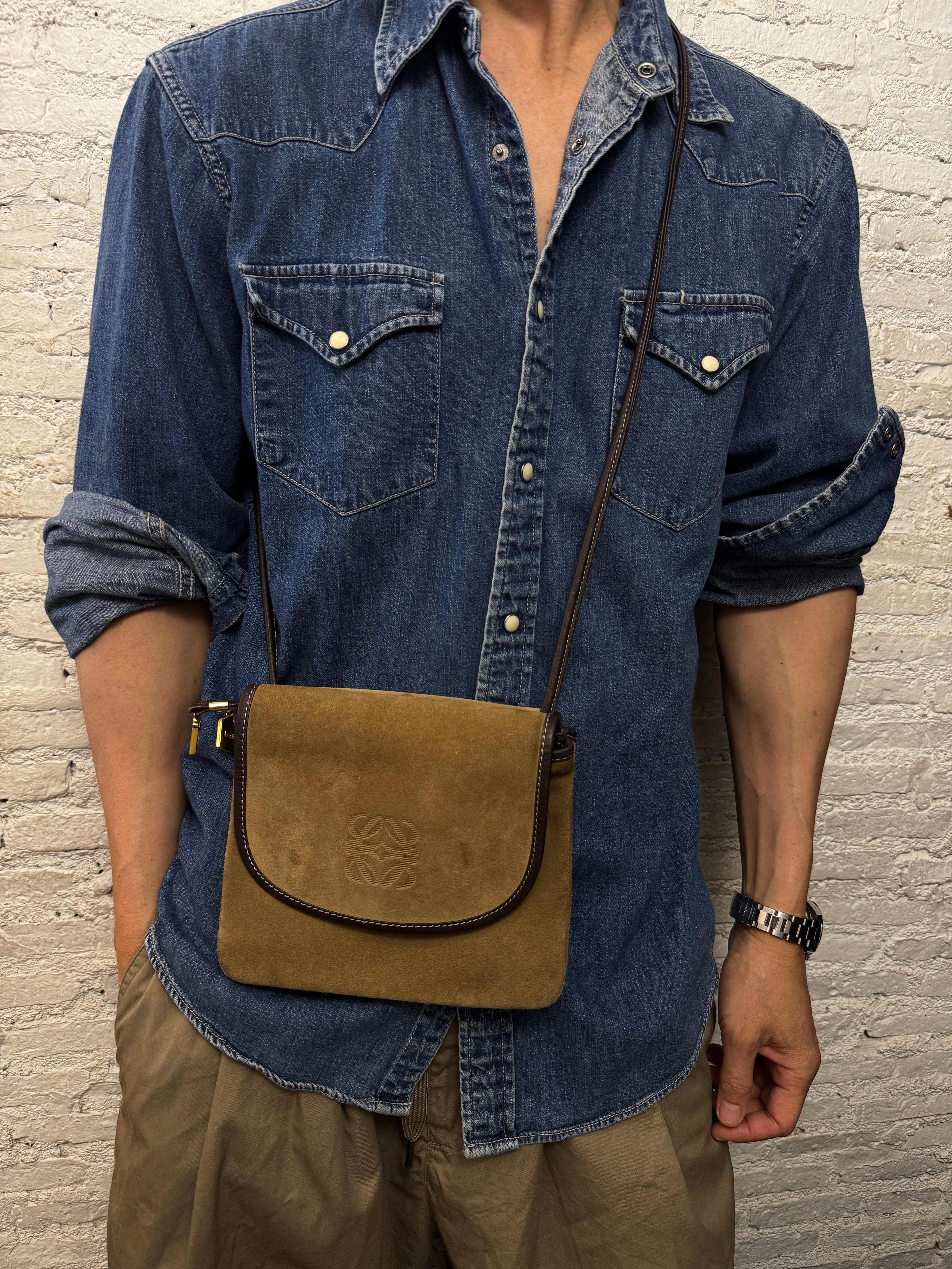 1990s Vintage LOEWE Doppelseitige Wildleder Anagramm Crossbody Bag Braun Klein im Zustand „Gut“ im Angebot in Bangkok, TH