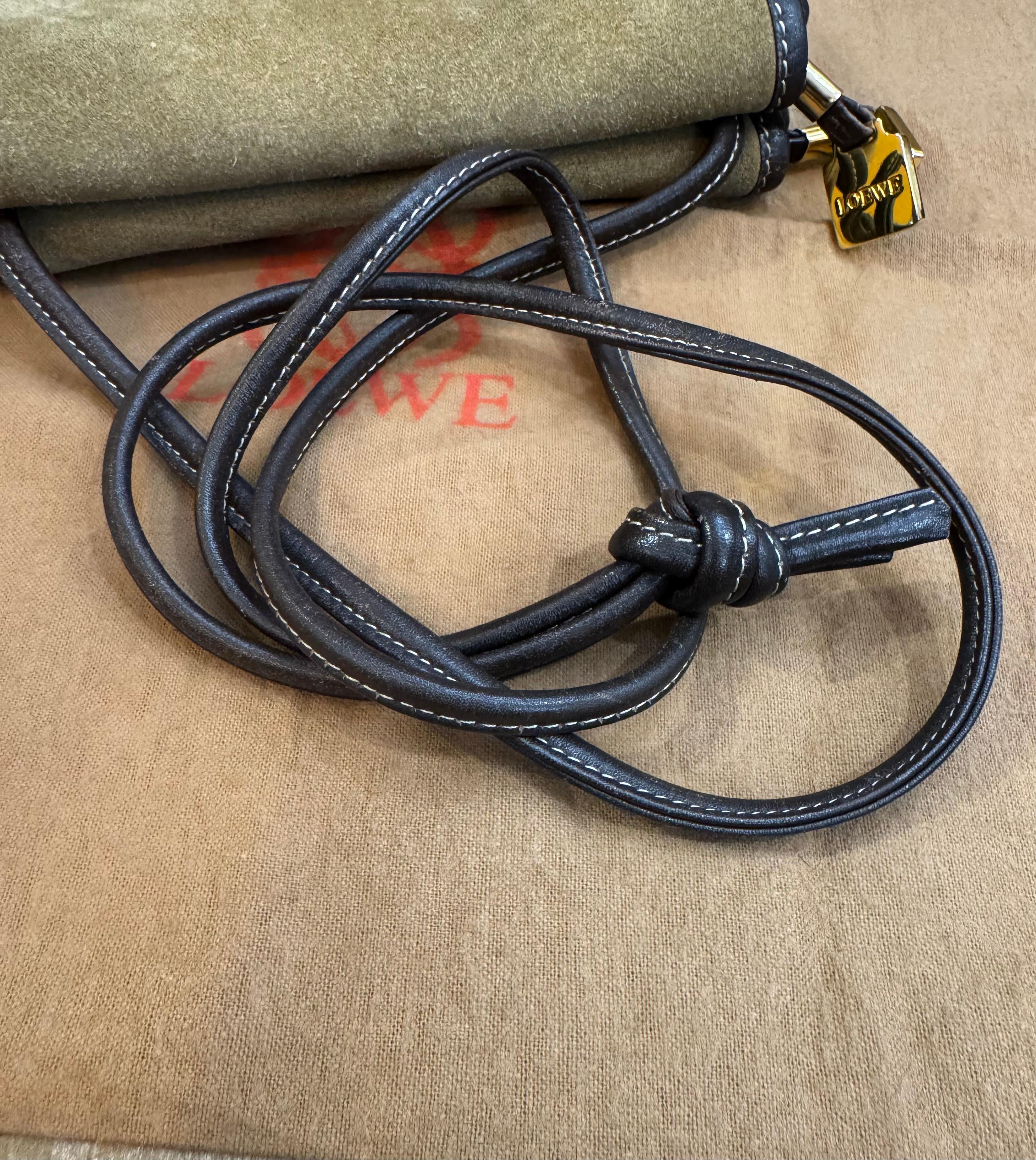 1990s Vintage LOEWE Doppelseitige Wildleder Anagramm Crossbody Bag Braun Klein im Angebot 1