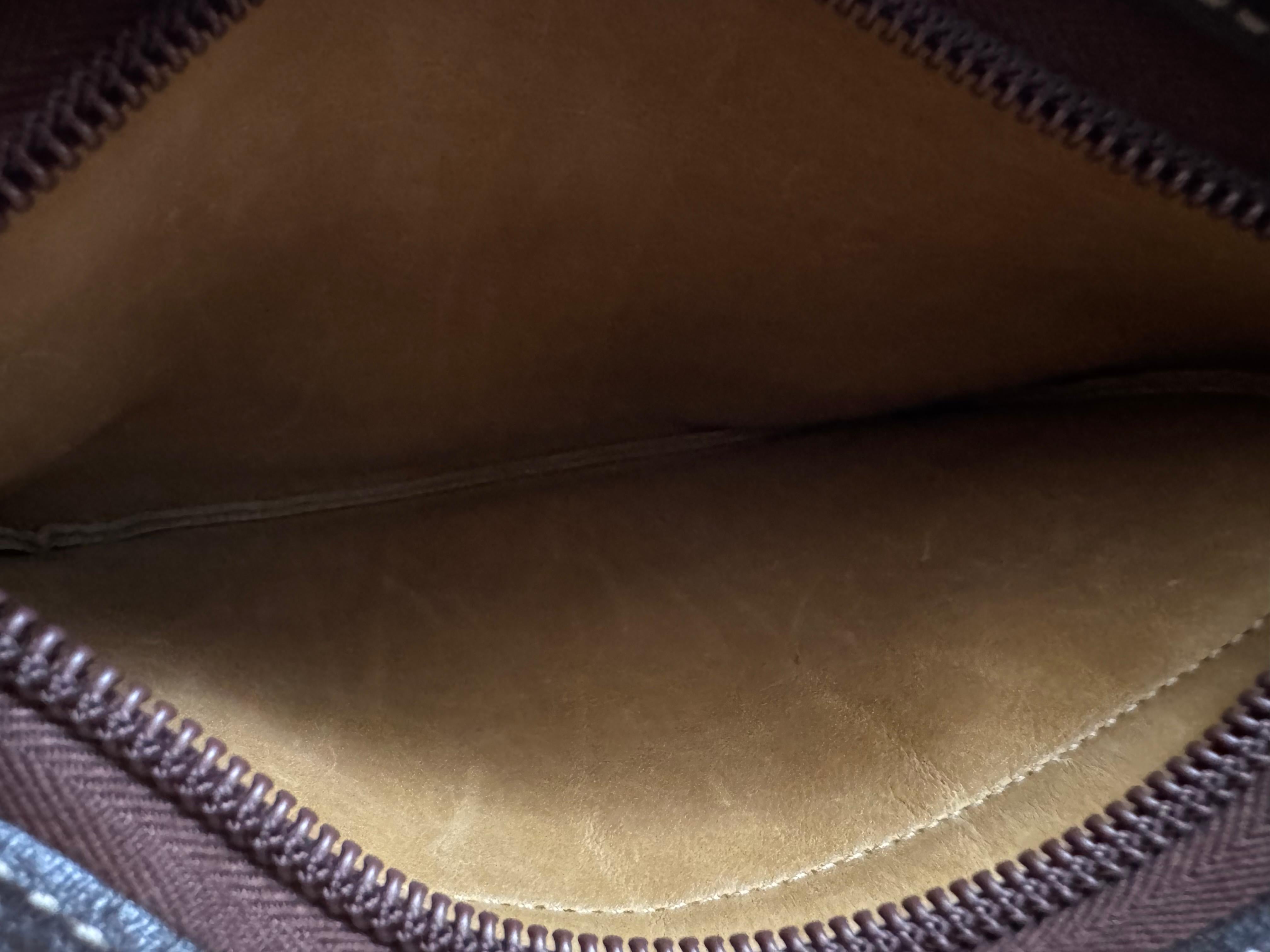 1990s Vintage LOEWE Doppelseitige Wildleder Anagramm Crossbody Bag Braun Klein im Angebot 5