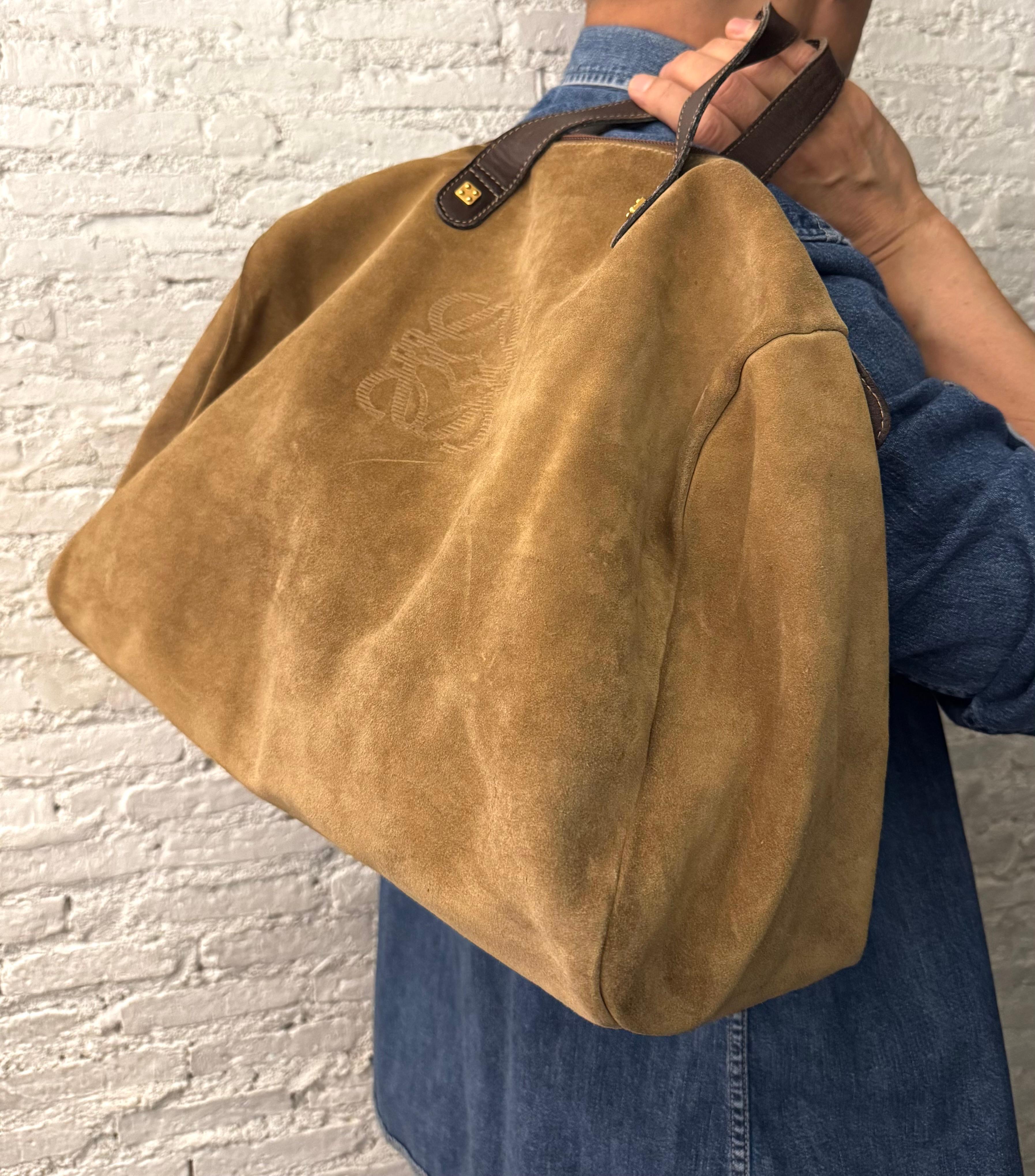 1990s Vintage LOEWE Suede Anagram Boston Bag 40 Brown en vente 3