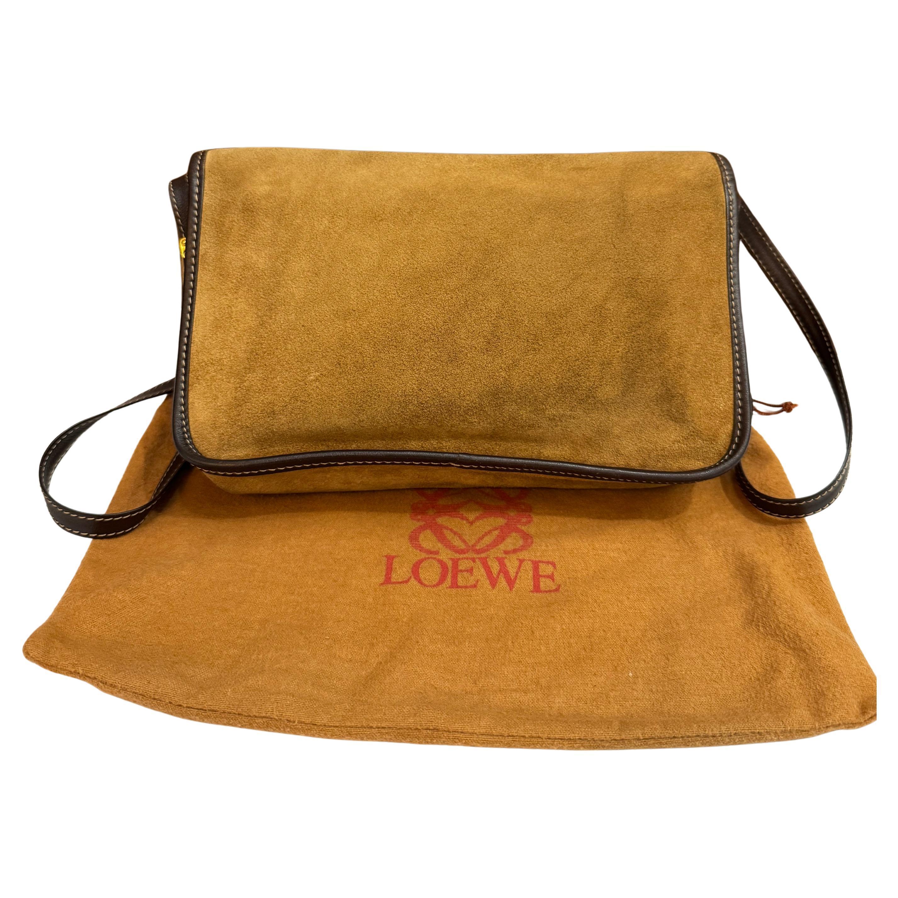 Diese LOEWE Anagram Crossbody Bag im Vintage-Stil ist aus braunem Kalbsveloursleder gefertigt und mit braunem Kalbsleder eingefasst. Die Frontklappe öffnet sich zu einem ungefütterten Fach aus glattem Kalbsleder mit einem Steckfach. Hergestellt in