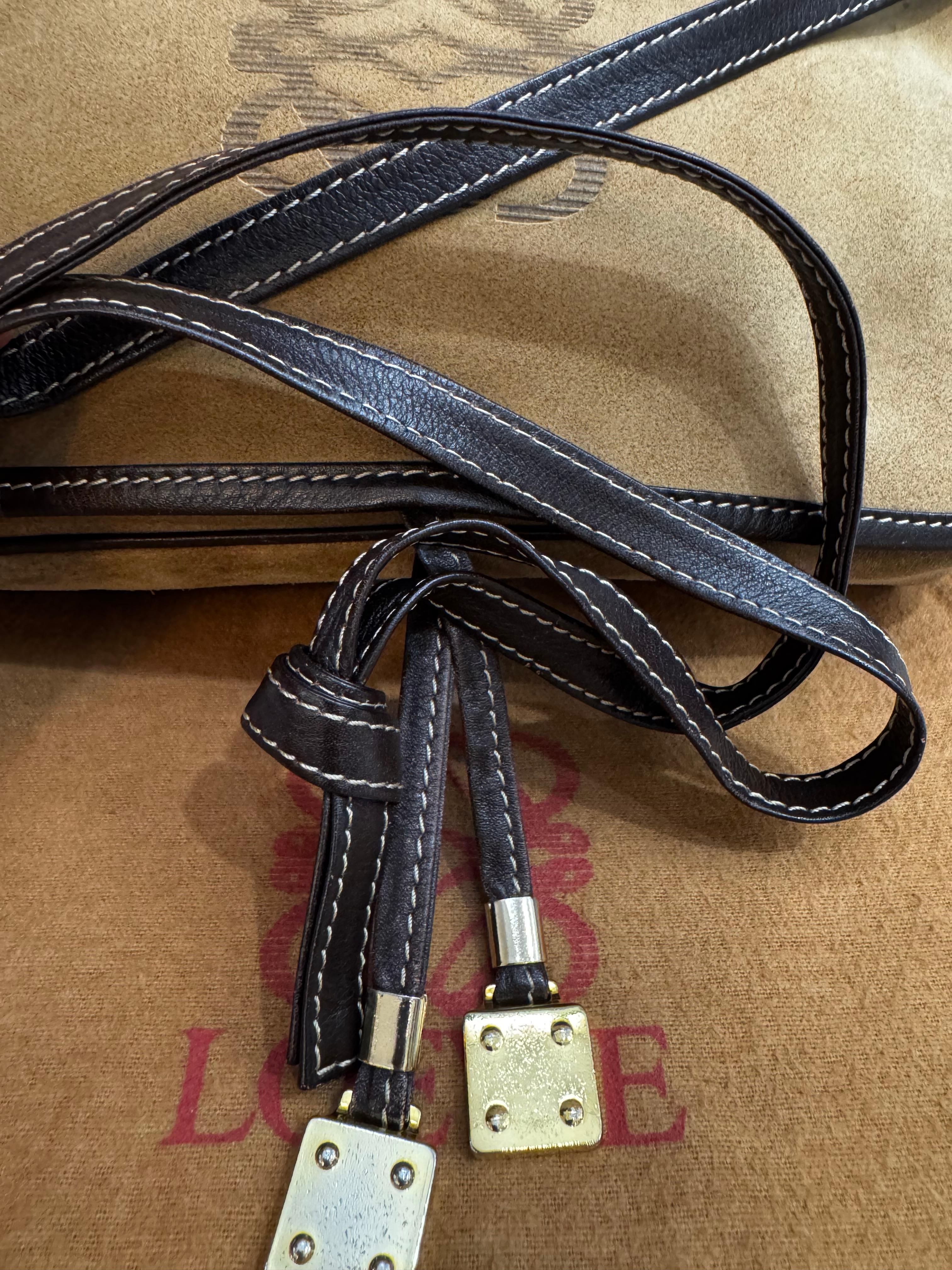 1990s Vintage LOEWE Wildleder Anagramm Crossbody Tasche Brown für Damen oder Herren im Angebot