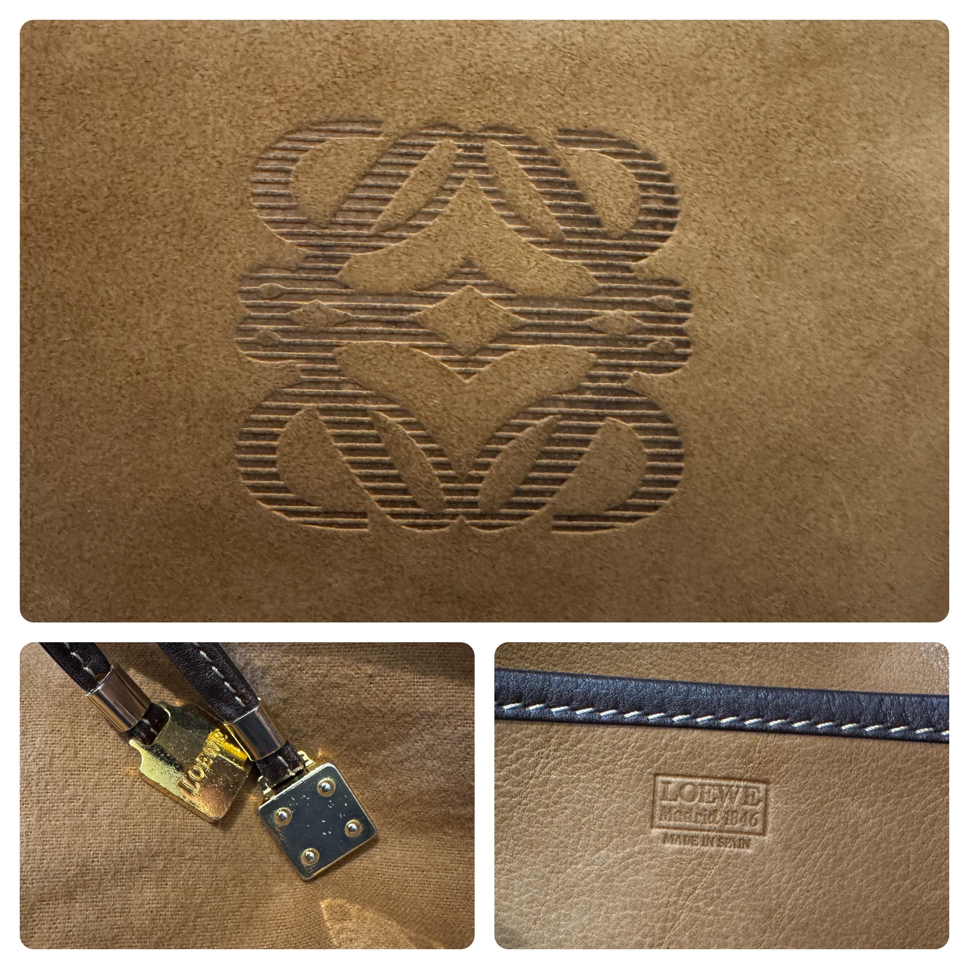 1990s Vintage LOEWE Wildleder Anagramm Crossbody Tasche Brown im Angebot 1