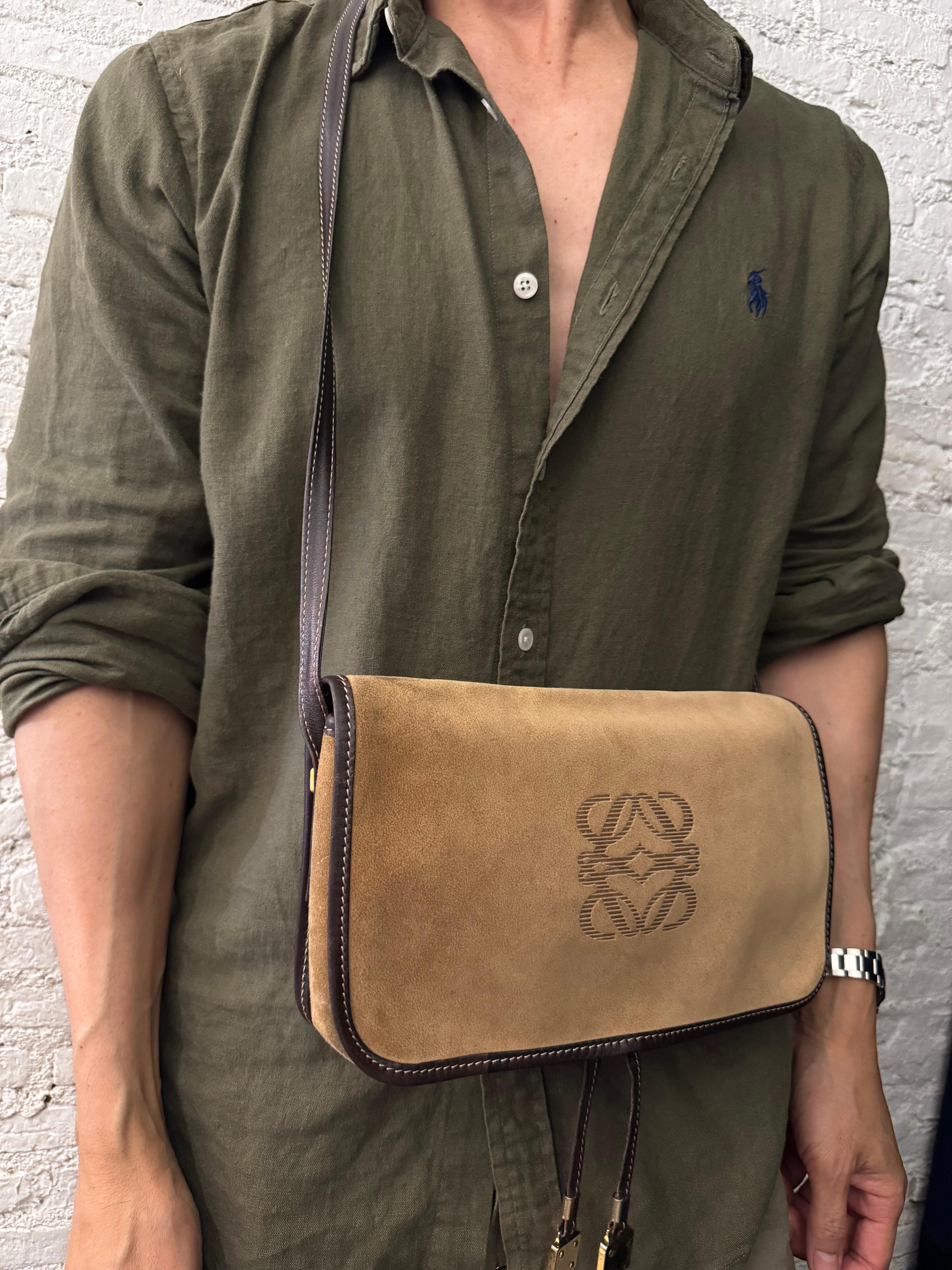 1990s Vintage LOEWE Wildleder Anagramm Crossbody Tasche Brown im Angebot 2
