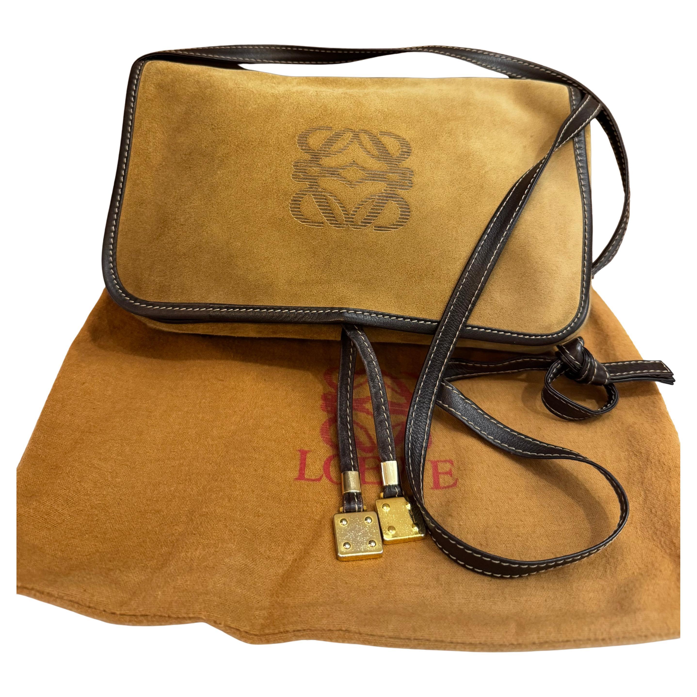 1990s Vintage LOEWE Wildleder Anagramm Crossbody Tasche Brown im Angebot