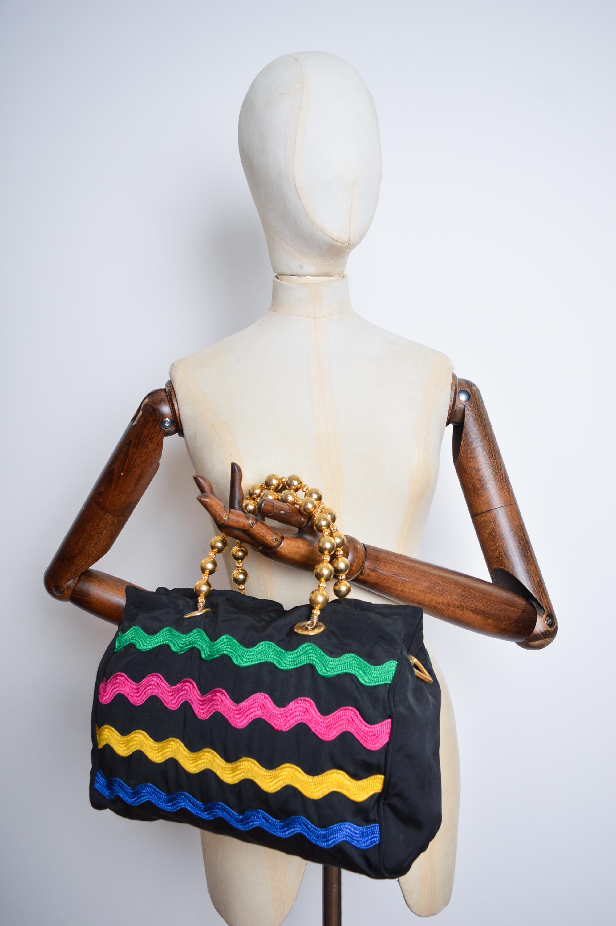 1990er Jahre Vintage Moschino Tasche Bunte Camp Nylon-Handtasche mit Perlengriff  für Damen oder Herren im Angebot