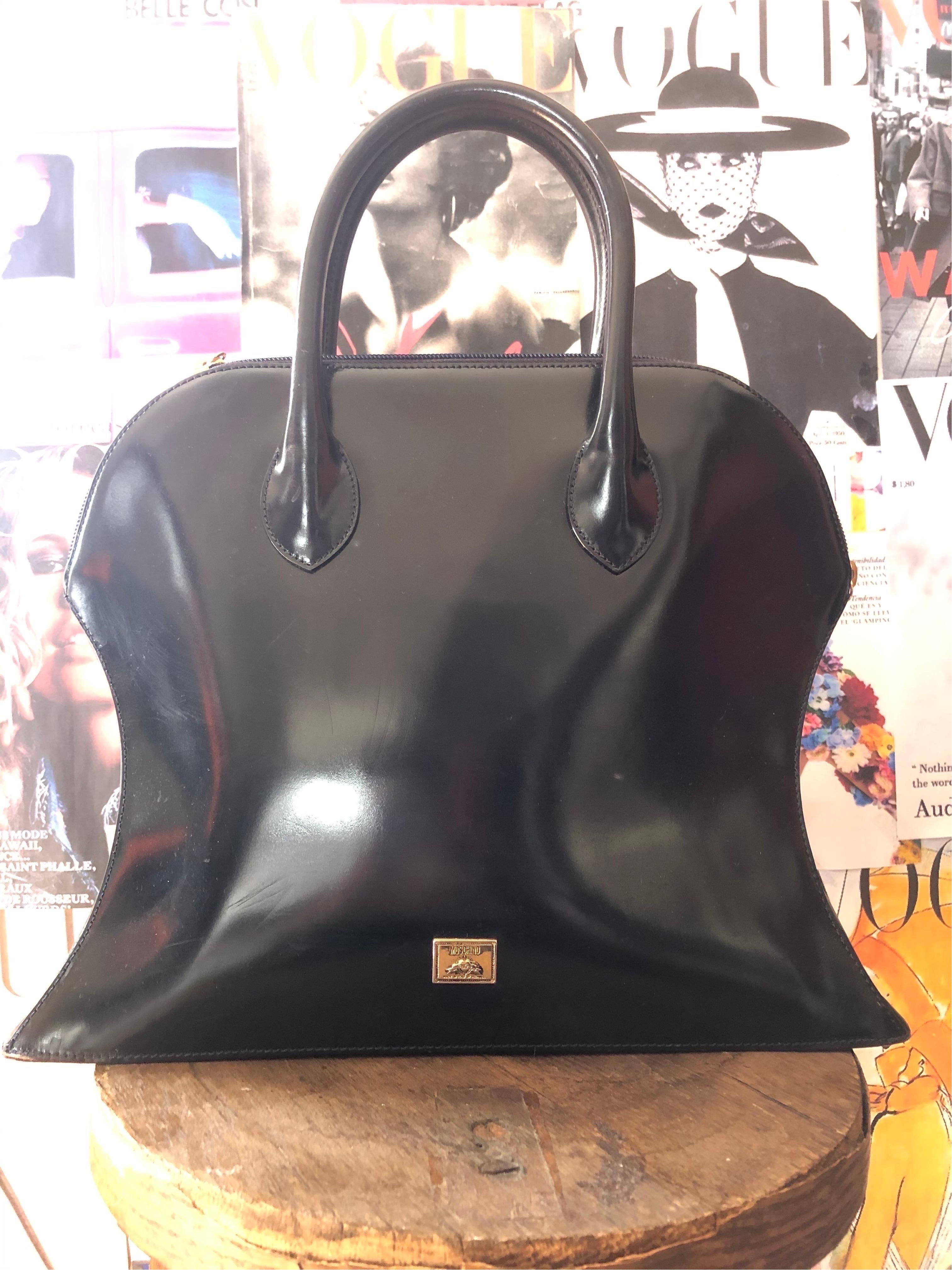 1990's Vintage Moschino by redwall handbag, leather fabric, in perfect condition. 

measurements :
length 27 cm
Width 33 cm



Please make sure you know and understand the laws in your country. Buyers are responsible for any custom fees, duties or