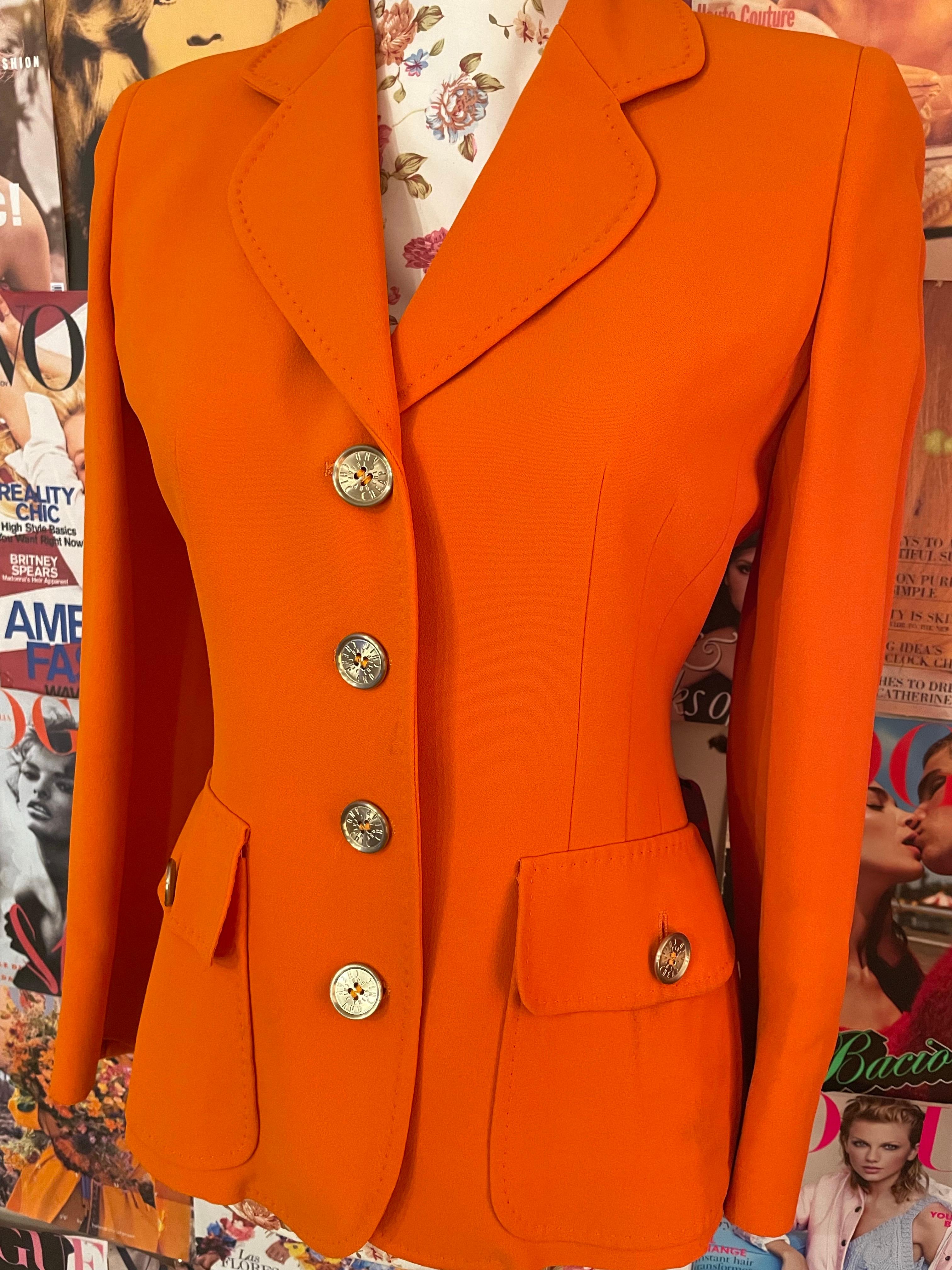 1990s Vintage Moschino Cheap & chic blazer jacket, in a bright orange with silver engraved buttons and made with real pockets.

Condition : Excellent Vintage Condition 

- Fully lined
- Made in Italy
- buttons 

Sizes :

FR 36
US 6
UK 8
IT