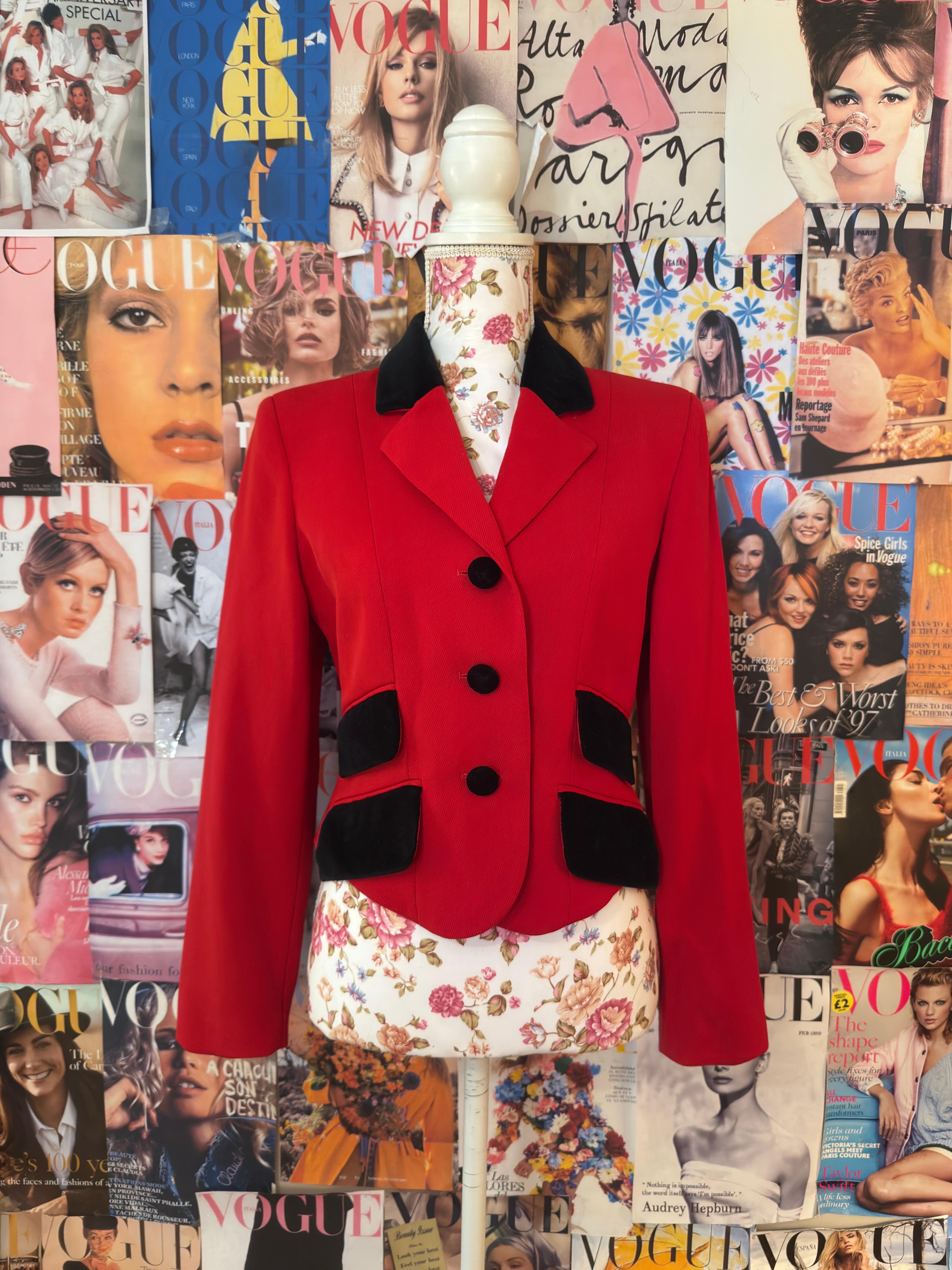 Giacca blazer Moschino Cheap and Chic anni '90, di colore rosso acceso con colletto e tasche con bottoni in velluto nero.

Condizione : Eccellente condizione vintage 

- Completamente foderato
- Prodotto in Italia
- pulsanti 

Taglie :

FR 36
US