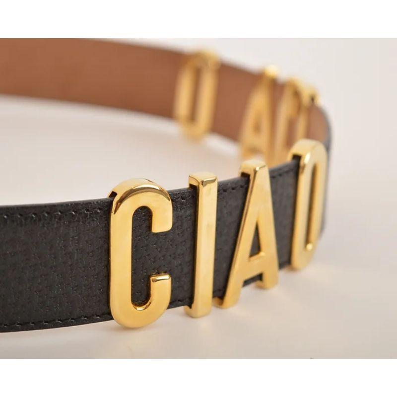 1990er Jahre Vintage Moschino 'Ciao Ciao Ciao' Schwarzer & goldener Ledergürtel mit Taille (Braun) im Angebot