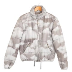 1990er Jahre Vintage Moschino 'Cloud' Pufferjacke mit grauem Himmelsmuster