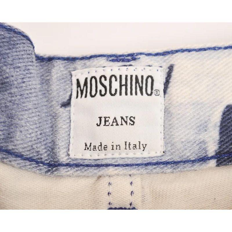 Pantalon vintage Moschino à motif graphique bleu imprimé « François » des années 1990 Bon état - En vente à Sheffield, GB
