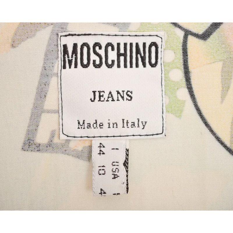 1990er Jahre Vintage Moschino Graffiti-Muster Knoten Krawatte Crop Top Stil Hemdbluse (Beige) im Angebot