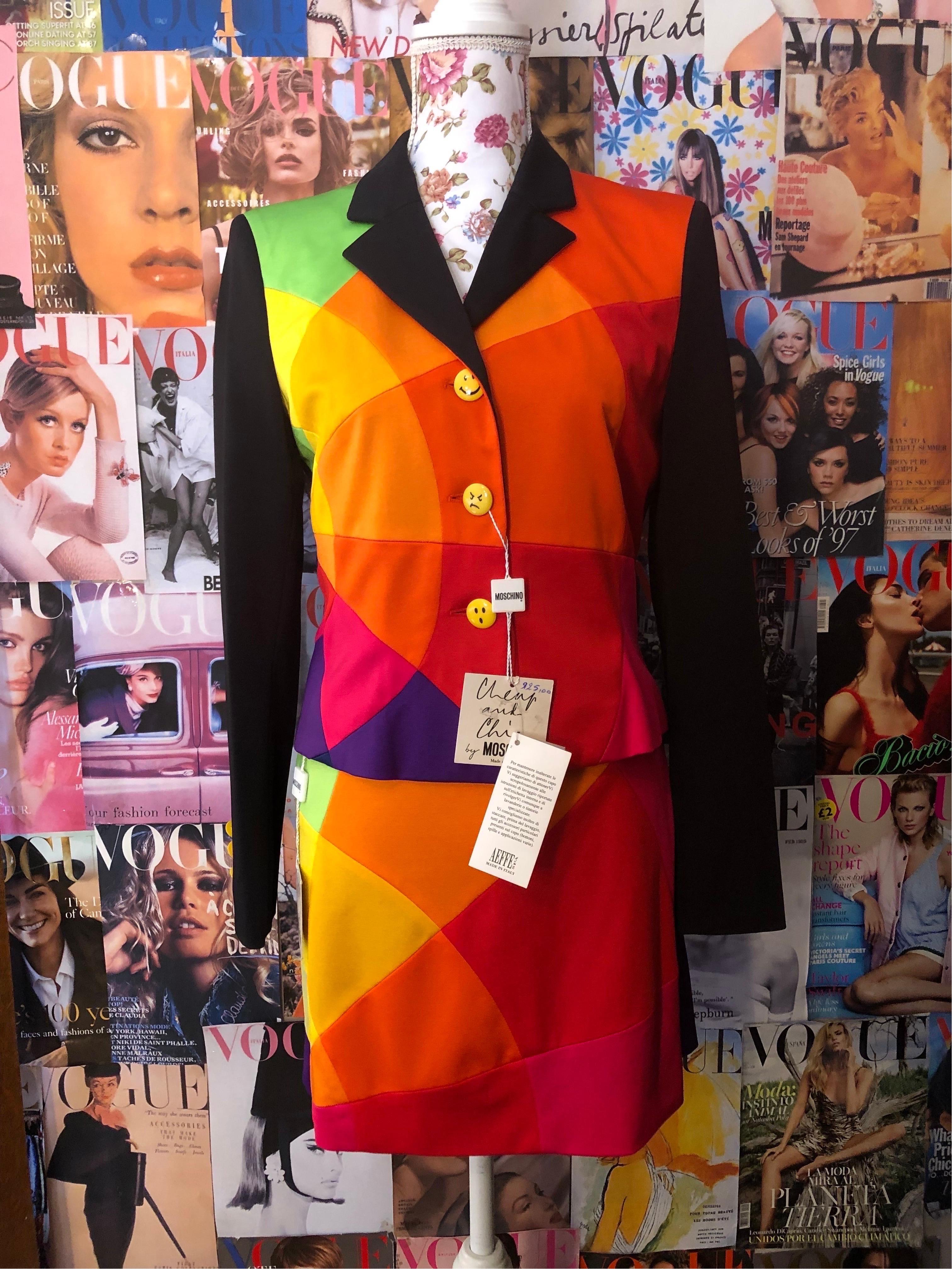 1990's Vintage 2 Stück chromatische Anzug von Moschino billig &chic, detailliert mit lustigen Emojis Tasten. Dieser Rock Anzug wurde auf Fran fein auf der Hit-Sitcom die Nanny in Staffel 4 gesehen. Es ist in einwandfreiem Zustand, das Ensemble wurde