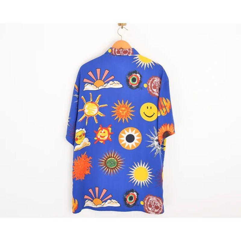 1990er Vintage Moschino Smiley Rave Face & Suns Muster Blaues Hemd mit kurzen Ärmeln für Damen oder Herren im Angebot
