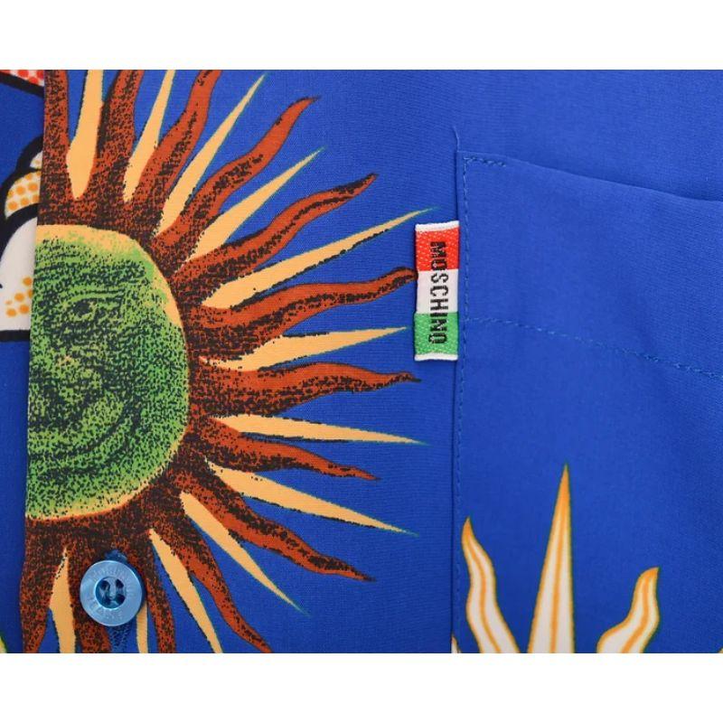 1990er Vintage Moschino Smiley Rave Face & Suns Muster Blaues Hemd mit kurzen Ärmeln im Angebot 1