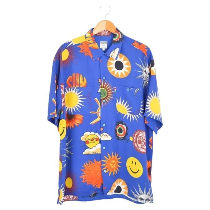 1990er Vintage Moschino Smiley Rave Face & Suns Muster Blaues Hemd mit kurzen Ärmeln