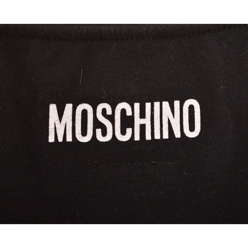 1990's Vintage Moschino 'This T Shirt Has No Sense of Humour' Slogan Baby tee en vente 1