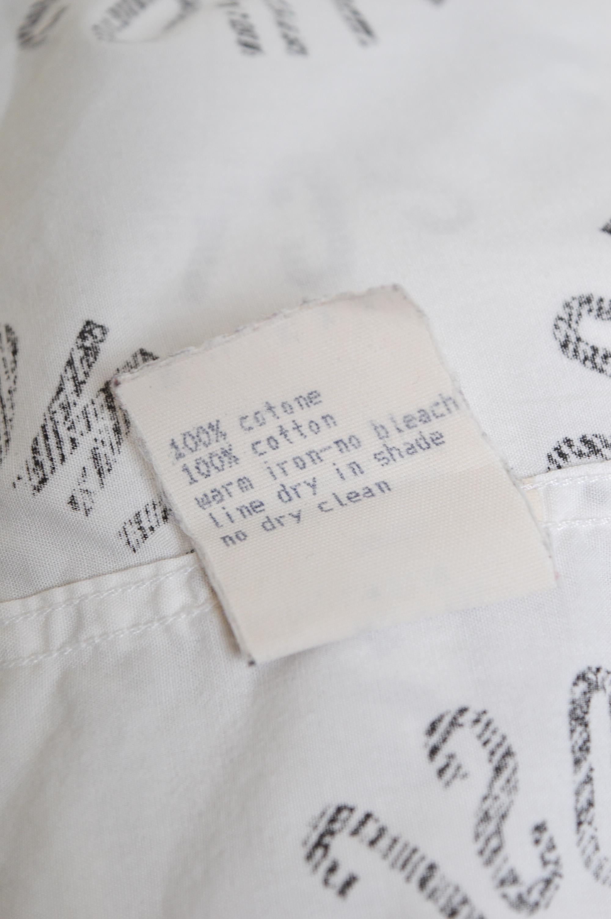 1990er Jahre Vintage MOSCHINO Ibiza Hemd mit kurzen Ärmeln aus weißer Baumwolle mit Wiederholungsdruck im Angebot 6