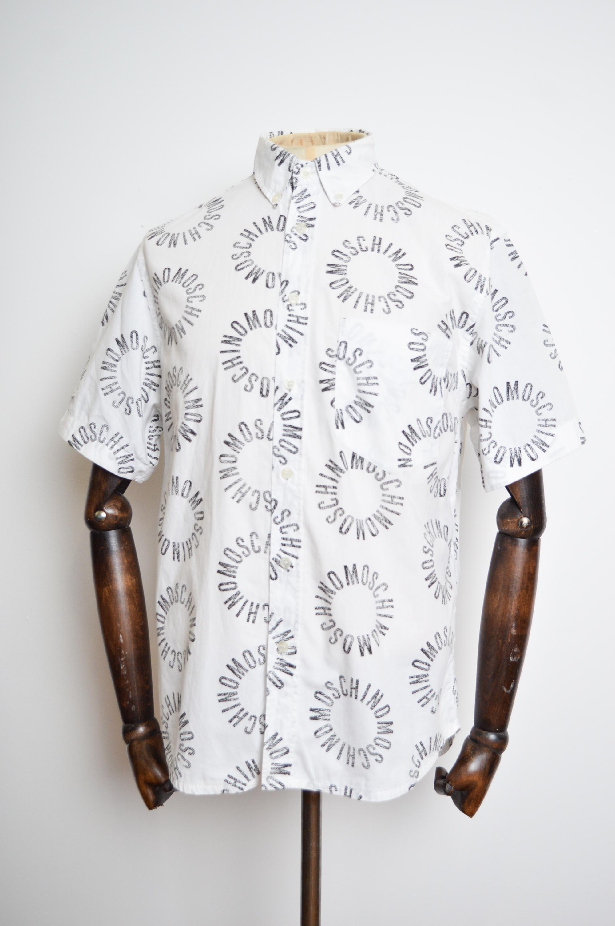 1990er Jahre Vintage MOSCHINO Ibiza Hemd mit kurzen Ärmeln aus weißer Baumwolle mit Wiederholungsdruck im Zustand „Gut“ im Angebot in Sheffield, GB