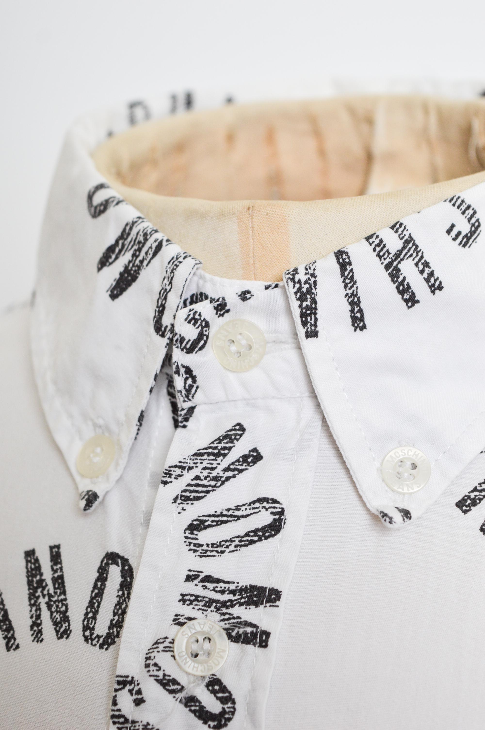 1990er Jahre Vintage MOSCHINO Ibiza Hemd mit kurzen Ärmeln aus weißer Baumwolle mit Wiederholungsdruck Herren im Angebot