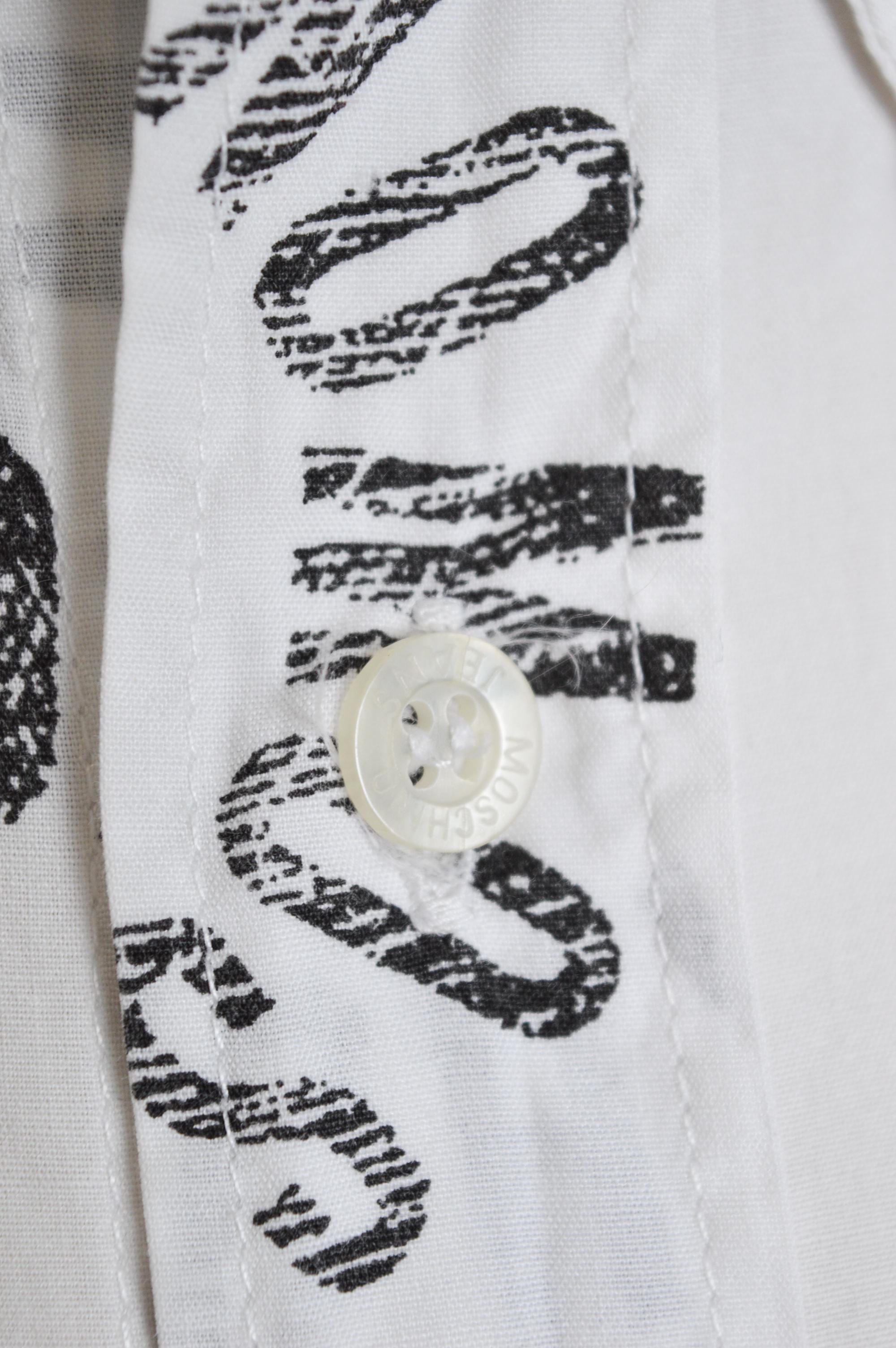 1990er Jahre Vintage MOSCHINO Ibiza Hemd mit kurzen Ärmeln aus weißer Baumwolle mit Wiederholungsdruck im Angebot 1