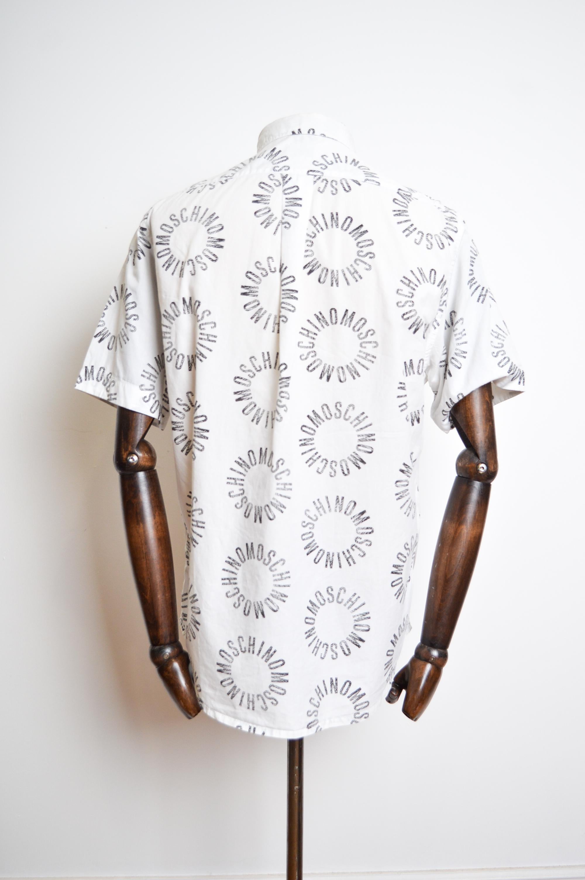 1990er Jahre Vintage MOSCHINO Ibiza Hemd mit kurzen Ärmeln aus weißer Baumwolle mit Wiederholungsdruck im Angebot 3