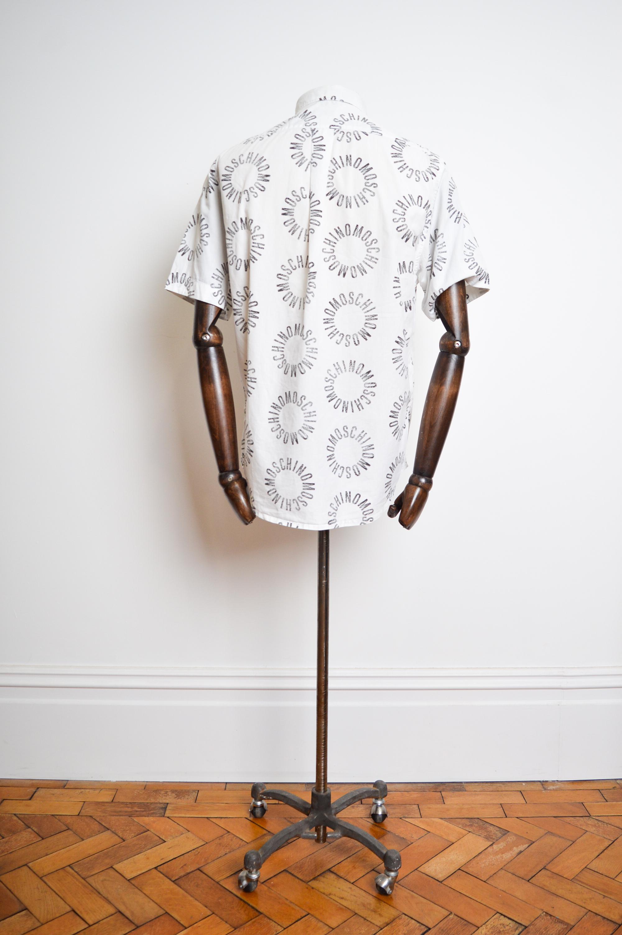 1990er Jahre Vintage MOSCHINO Ibiza Hemd mit kurzen Ärmeln aus weißer Baumwolle mit Wiederholungsdruck im Angebot 4