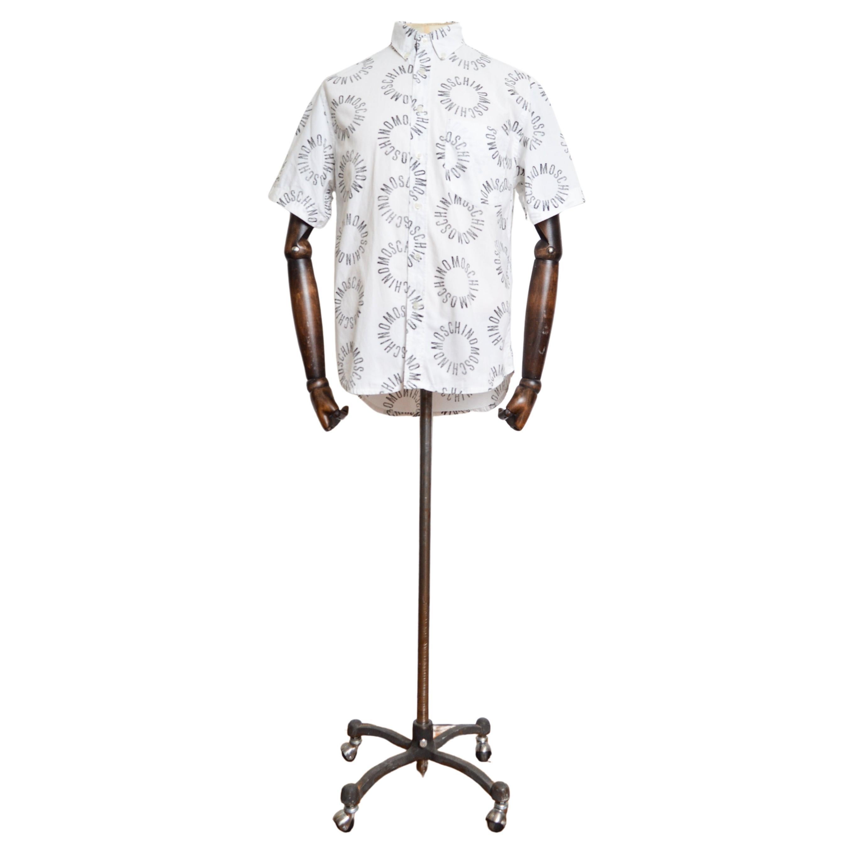 1990er Jahre Vintage MOSCHINO Ibiza Hemd mit kurzen Ärmeln aus weißer Baumwolle mit Wiederholungsdruck im Angebot