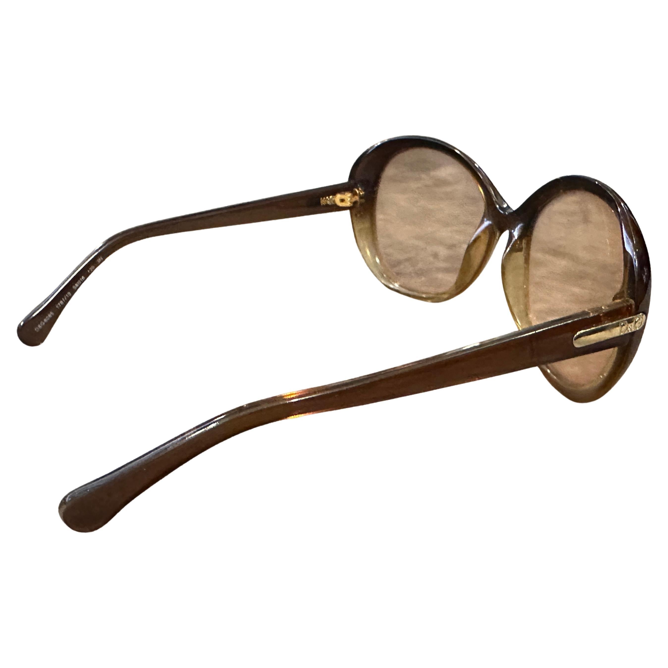 Elegantes gafas de sol Dolce & Gabbana vintage oversize de los años 90 - Marrón y lentes rosa ombré
Marca un estilo atrevido con estas impresionantes gafas de sol vintage de gran tamaño del emblemático dúo de diseñadores italianos Dolce & Gabbana,