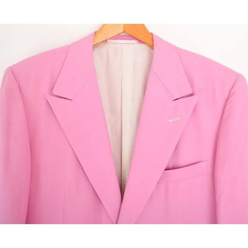 Chaqueta de traje de seda sobredimensionada Gianni Versace Couture de 1990 en Organdí rosa, con los icónicos botones dorados de Medusa.

Características:
Bolsillos de cadera
Bolsillo en el pecho
Interior totalmente forrado
Botones de Medusa

100%