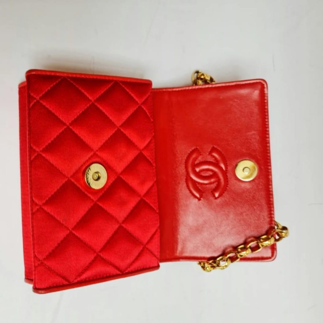 Mini sac à bandoulière vintage en satin rouge matelassé Camélia, années 1990 en vente 5