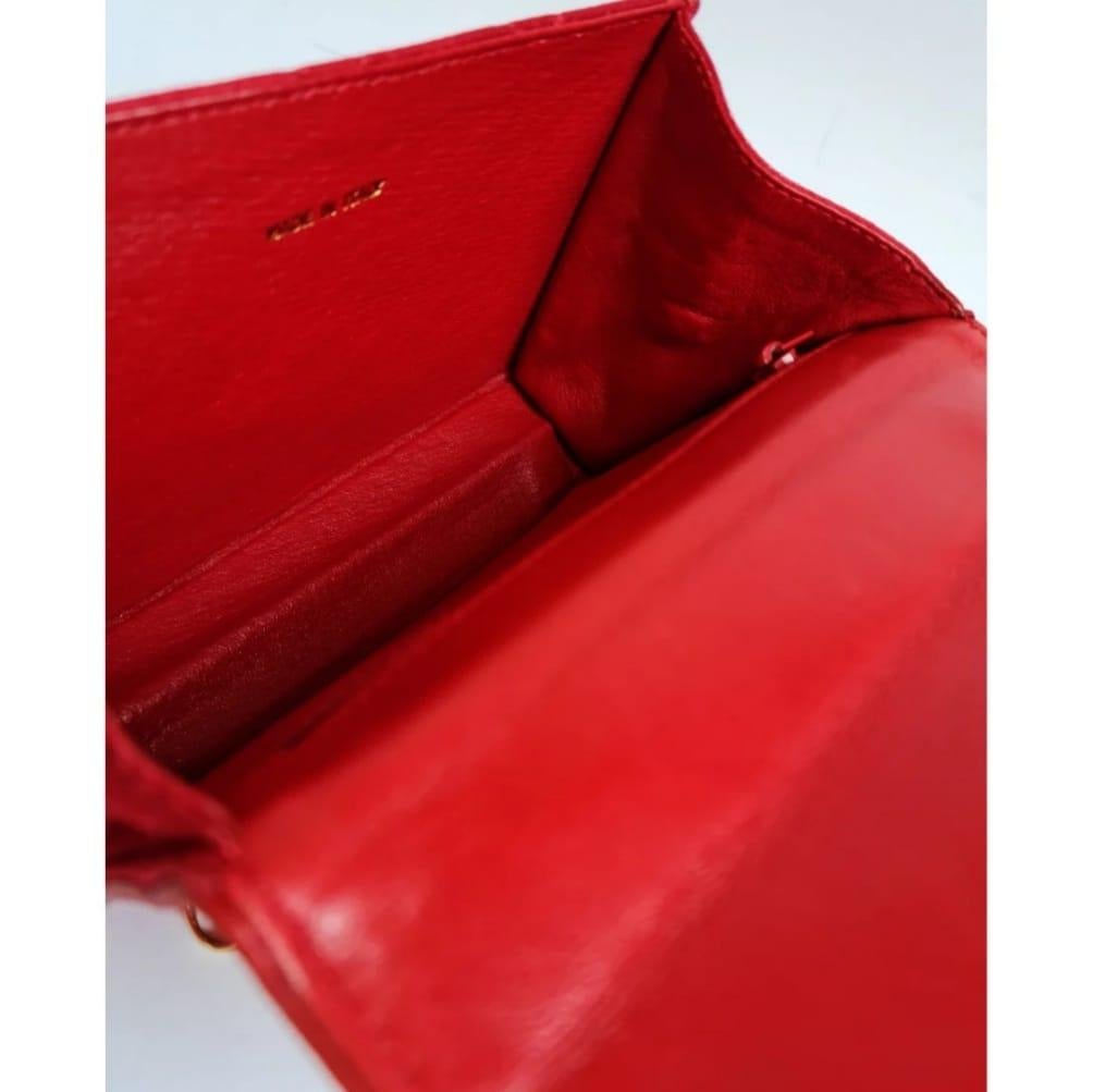 1990er Jahre Vintage Rote gesteppte Mini-Umhängetasche aus Satin mit Kamelie im Angebot 7