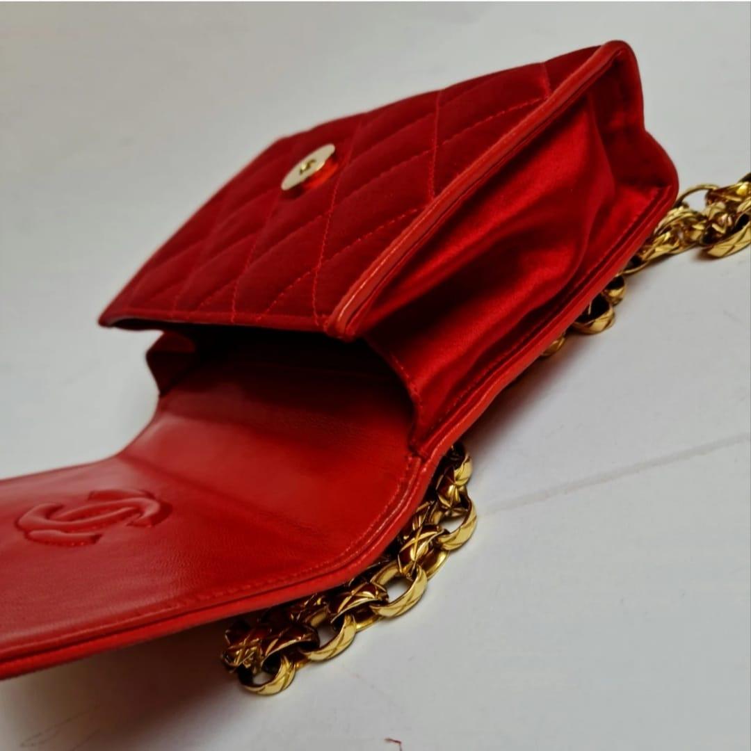 1990er Jahre Vintage Rote gesteppte Mini-Umhängetasche aus Satin mit Kamelie im Angebot 8