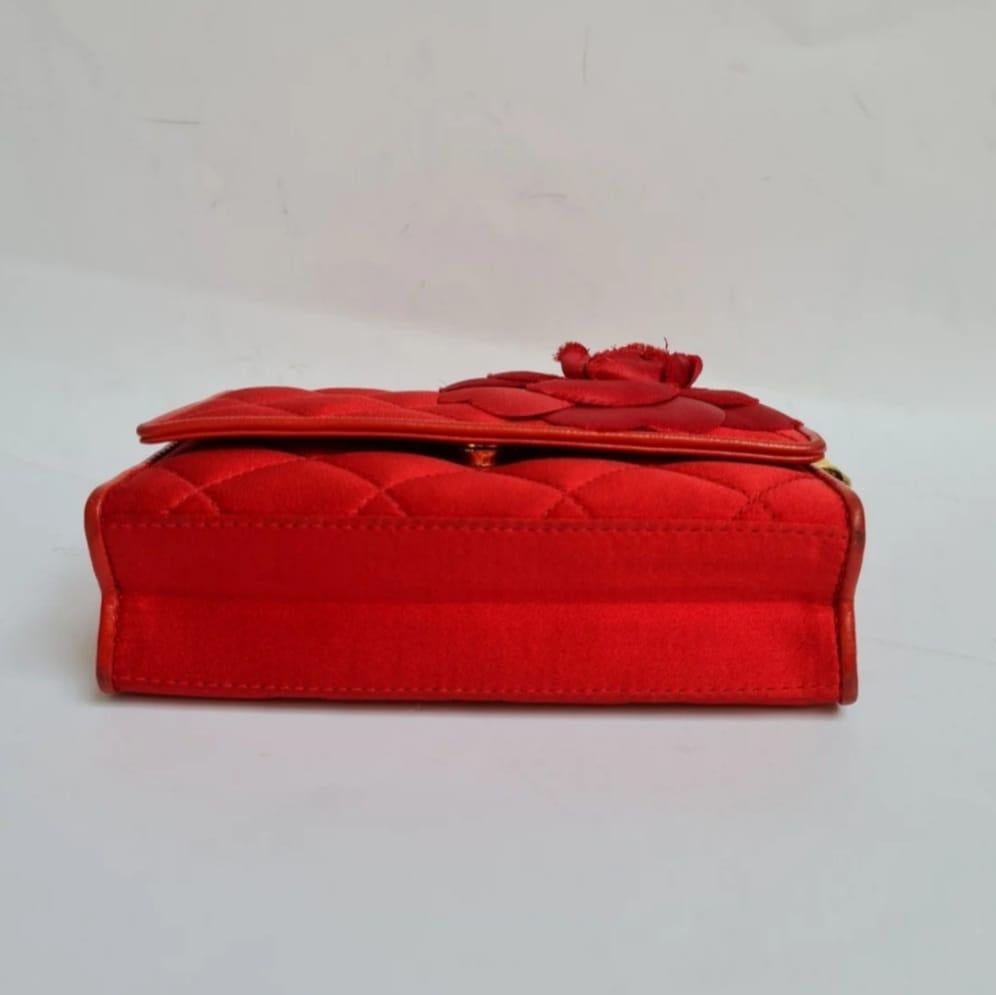 1990s Vintage Red Satin Quilted Camellia Mini Crossbody Bag For Sale 9