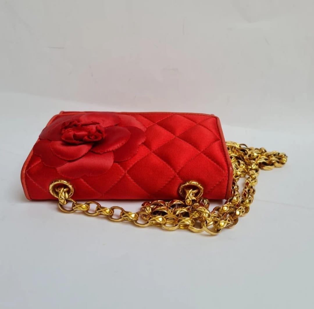 1990s Vintage Red Satin Quilted Camellia Mini Crossbody Bag In Good Condition For Sale In Jakarta, Daerah Khusus Ibukota Jakarta