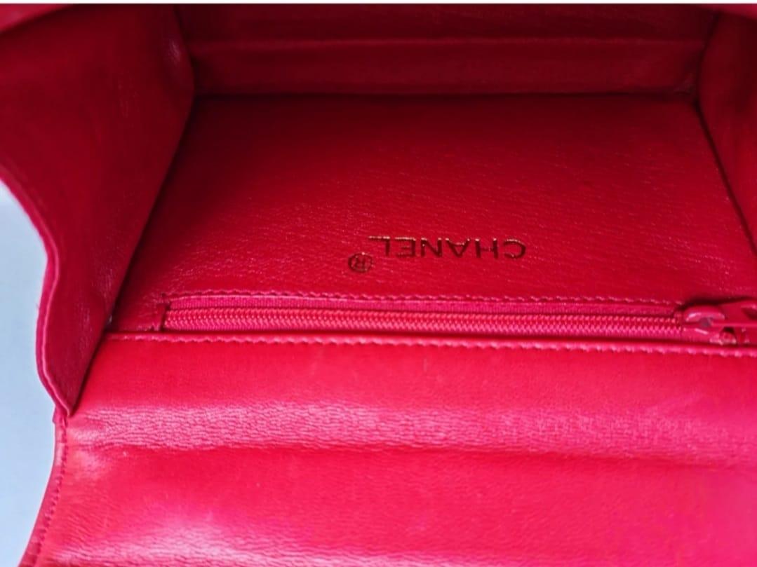 1990er Jahre Vintage Rote gesteppte Mini-Umhängetasche aus Satin mit Kamelie Damen im Angebot