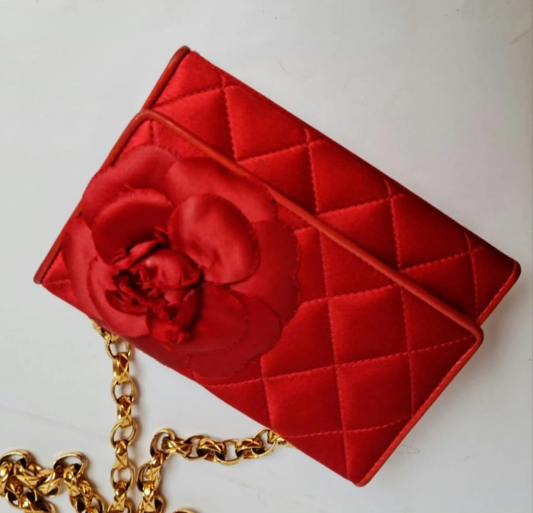 1990s Vintage Red Satin Quilted Camellia Mini Crossbody Bag For Sale 1