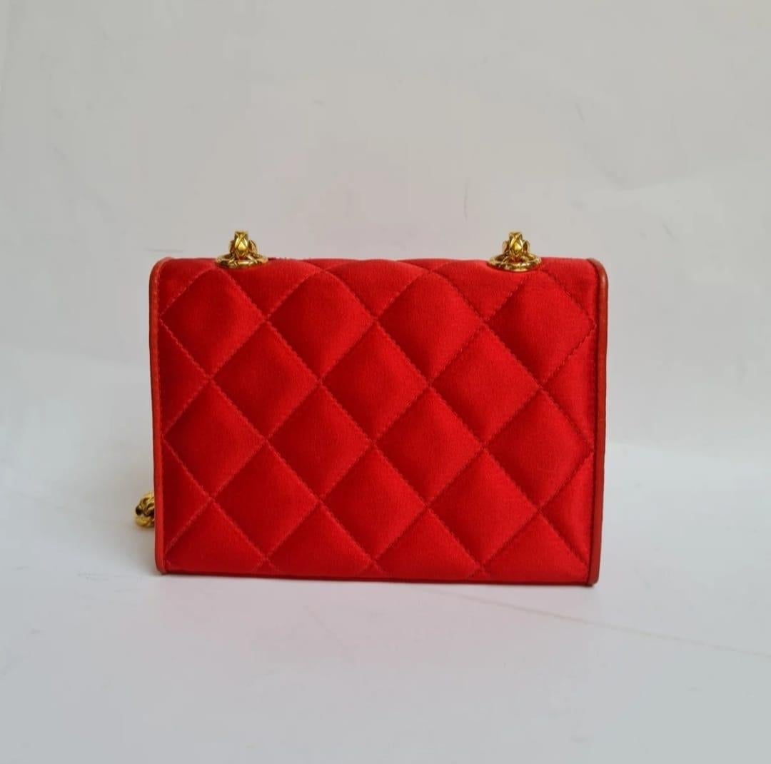 1990s Vintage Red Satin Quilted Camellia Mini Crossbody Bag For Sale 2