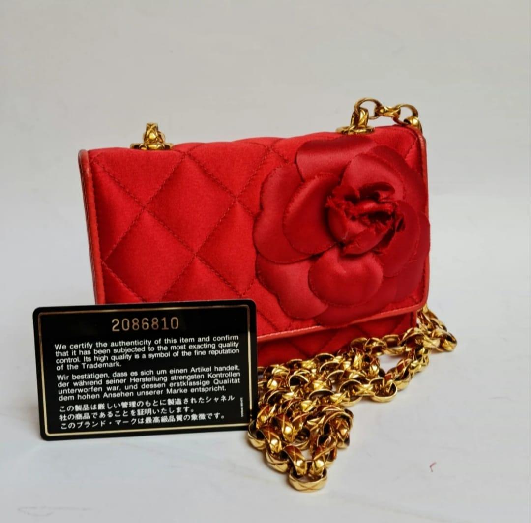 1990er Jahre Vintage Rote gesteppte Mini-Umhängetasche aus Satin mit Kamelie im Angebot 3