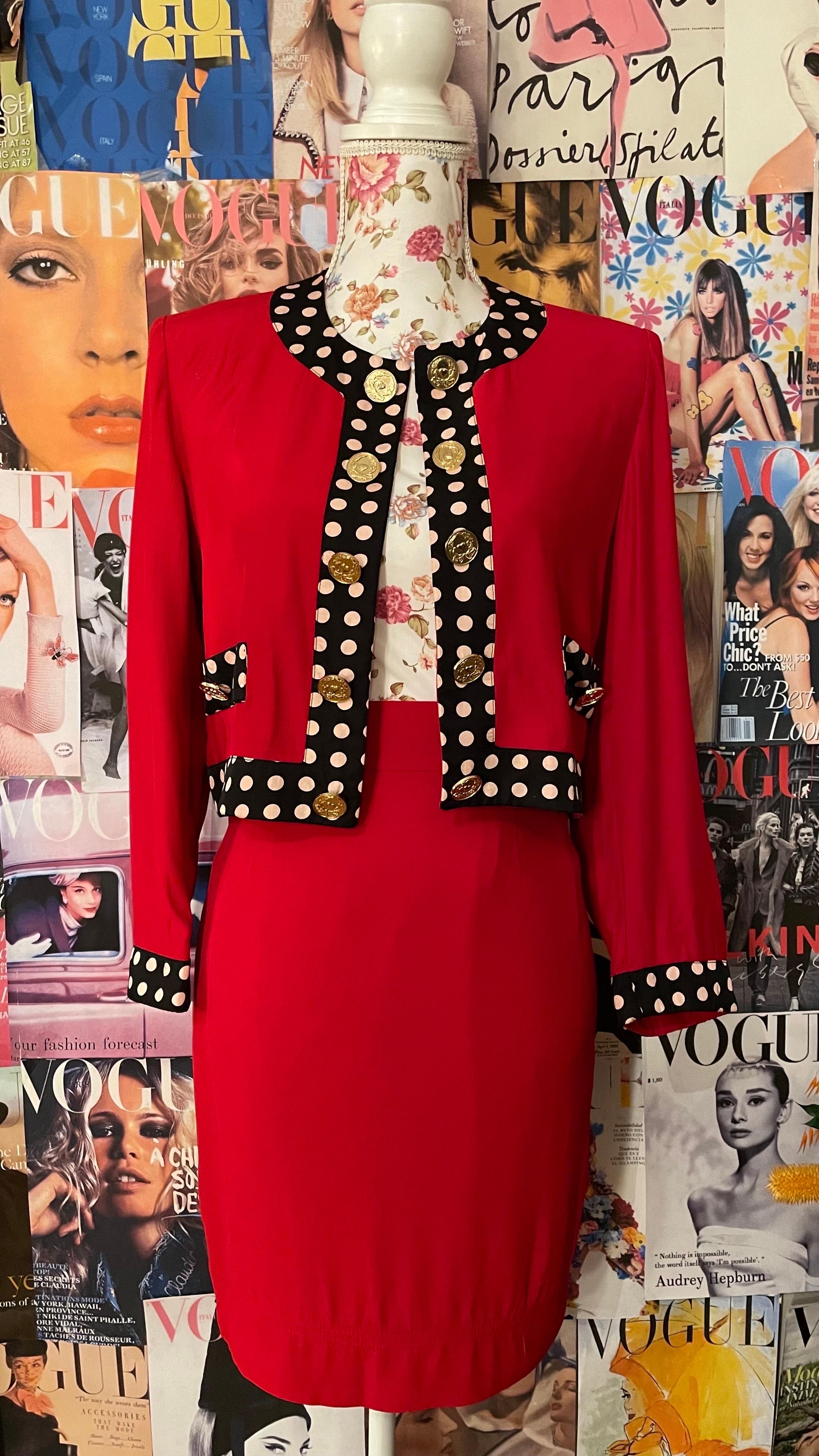 1990's Vintage red and polka dot print skirt suit by MOSCHINO Cheap & Chic , jacket and skirt are in perfect condition.  45% rayon 55% Acetate. 


Sizes
 I 40 
Fr 36 
US 6 
UK 10 

Measurements : 

JACKET :

Shoulders : 37 cm 
Waist : 42cm
Bust : 42