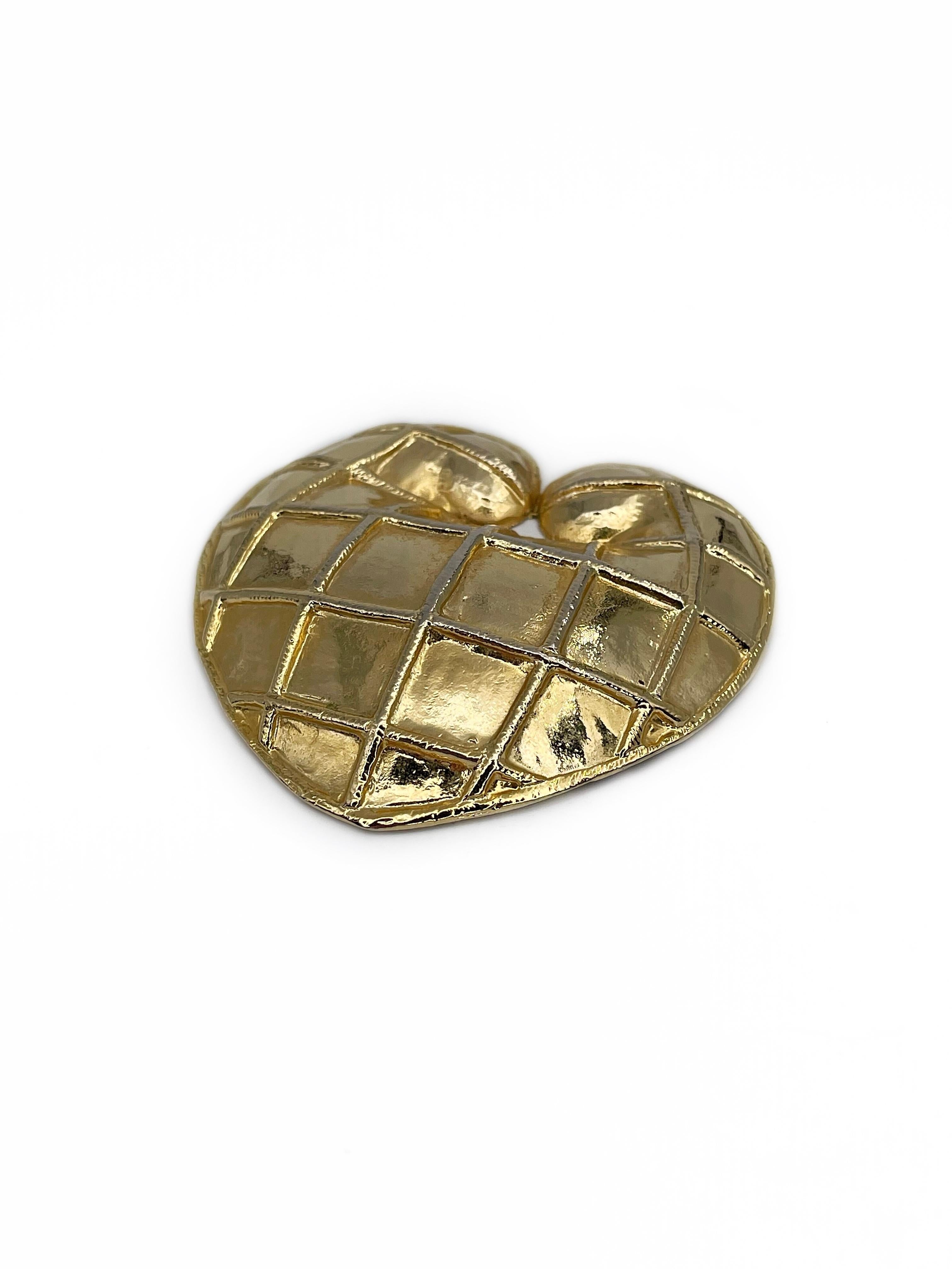 This is a large heart pin brooch designed by Rochas in 1990’s. This piece is gold plated and textured. 

There is an abrasion on the needle. 

Signed: 
