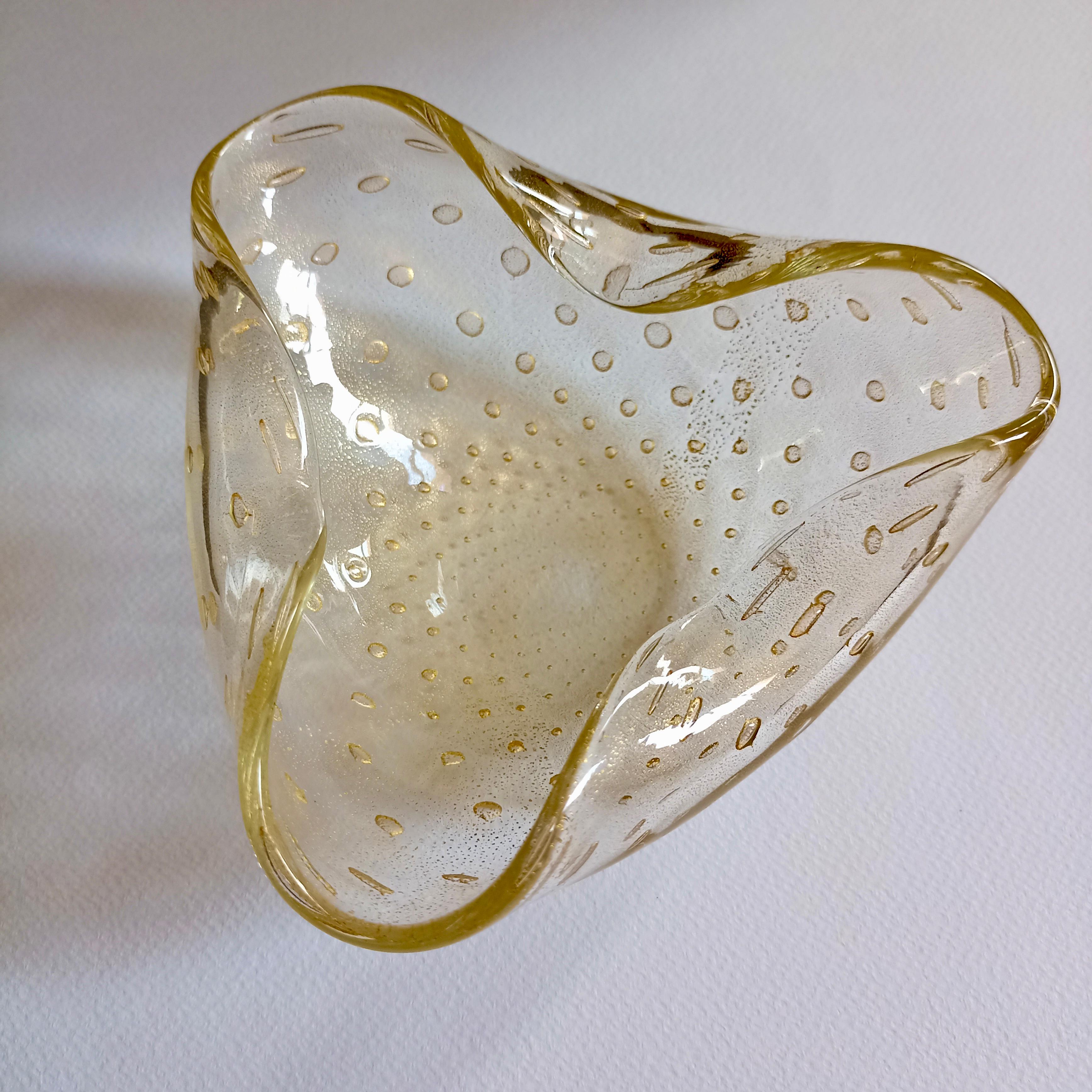 Beautiful 1990s Italian ashtray/pocket emptier with beautiful Bulicante bubble work and gold powder inclusion. Hand-marked at the base Serenella Art Murano.
A vintage ashtray is always a must for quality, durability and design.
This beautiful