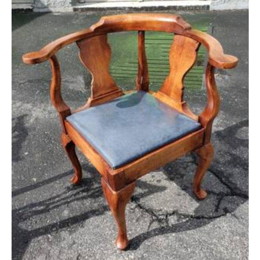 Vintage solid mahogany corner chair in excellent condition dition.. 
Navy leather seat.
