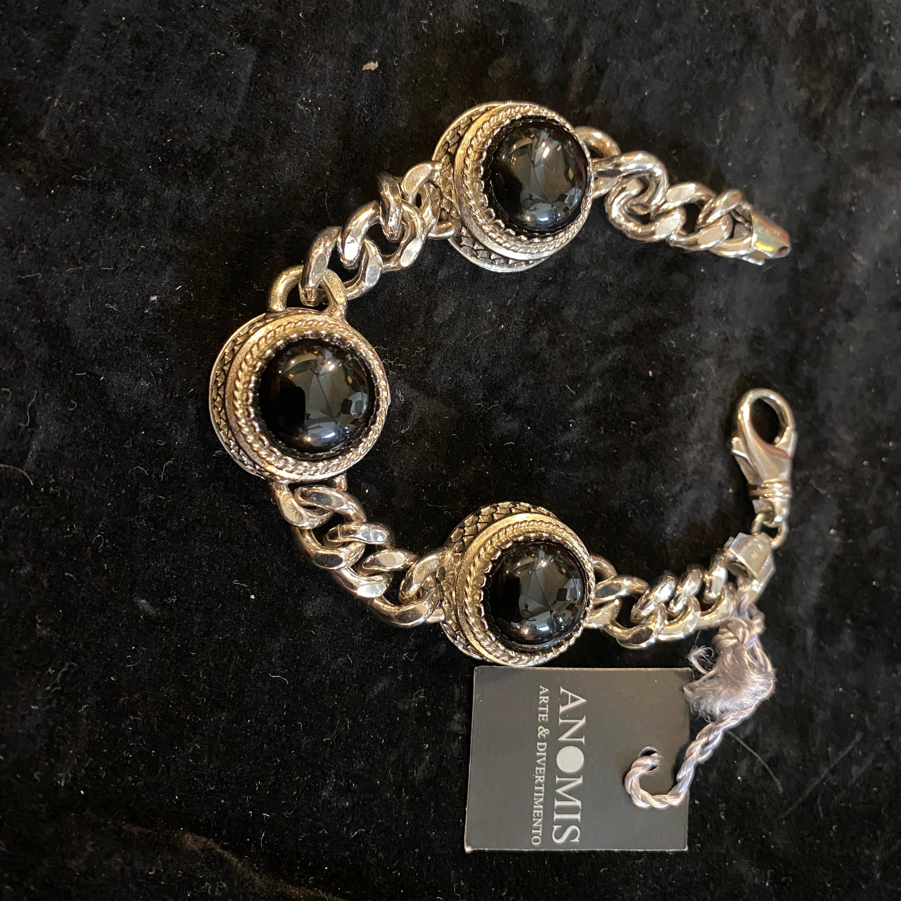 A retro sterling silver bracelet with three cabochon onyx designed and manufacuret in Italy in the Nineties by Anomis. It's in perfect conditions and hall marked. The Bracelet is a beautiful and unique piece of jewelry that showcases the