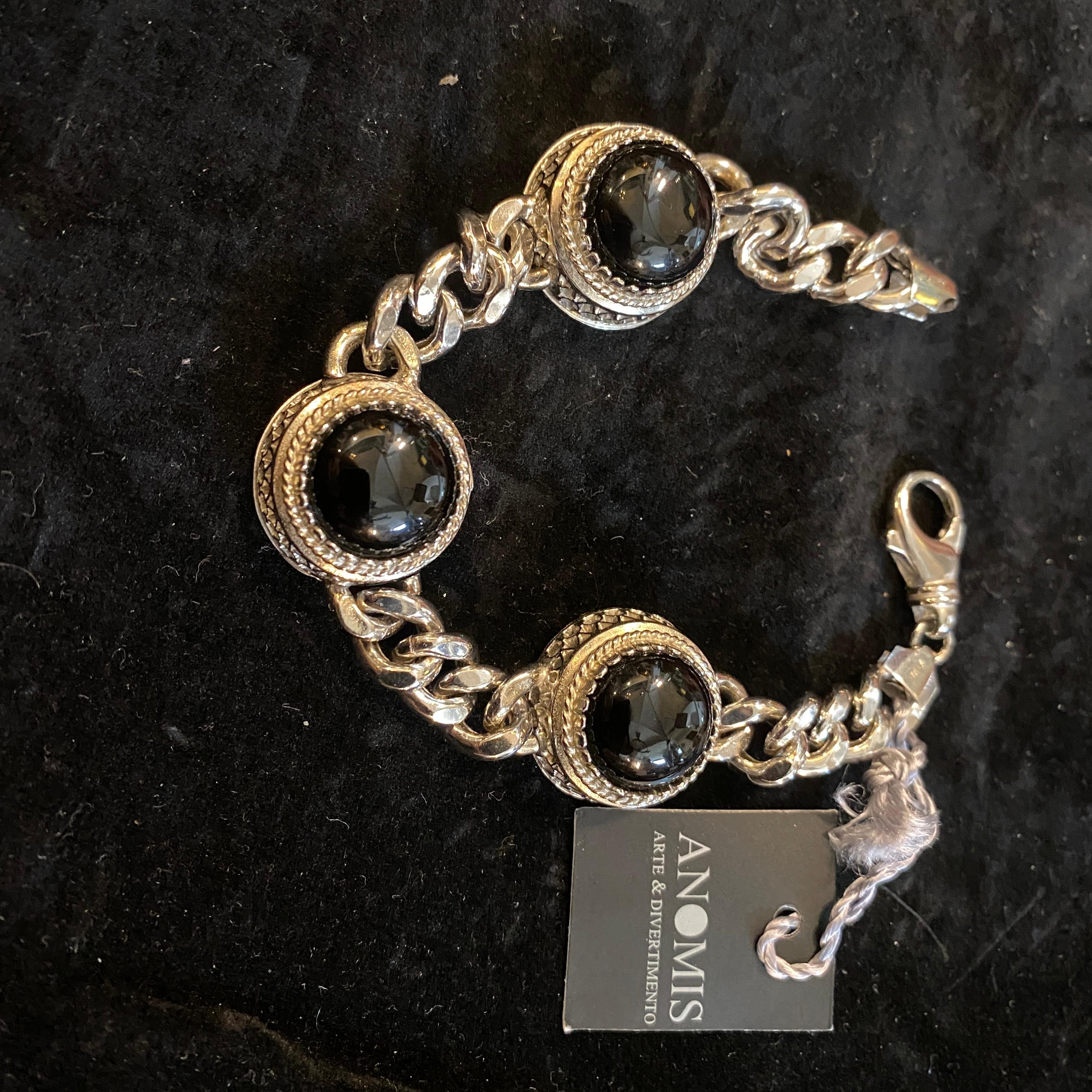 Ein Retro-Armband aus Sterlingsilber mit drei Onyx-Cabochons, entworfen und hergestellt in Italien in den Neunzigern von Anomis. Es ist unter perfekten Bedingungen