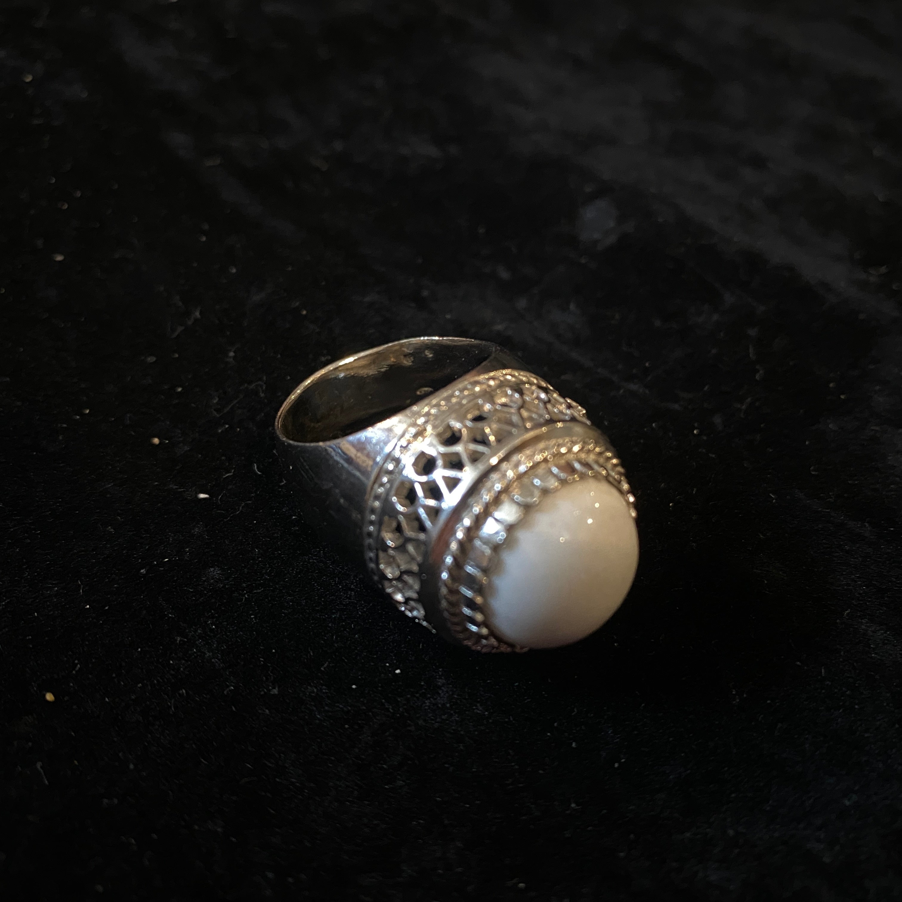 Retro 1990s Sterling Silver and  White Cabochon Agate Italian Cocktail Ring by Anomis For Sale