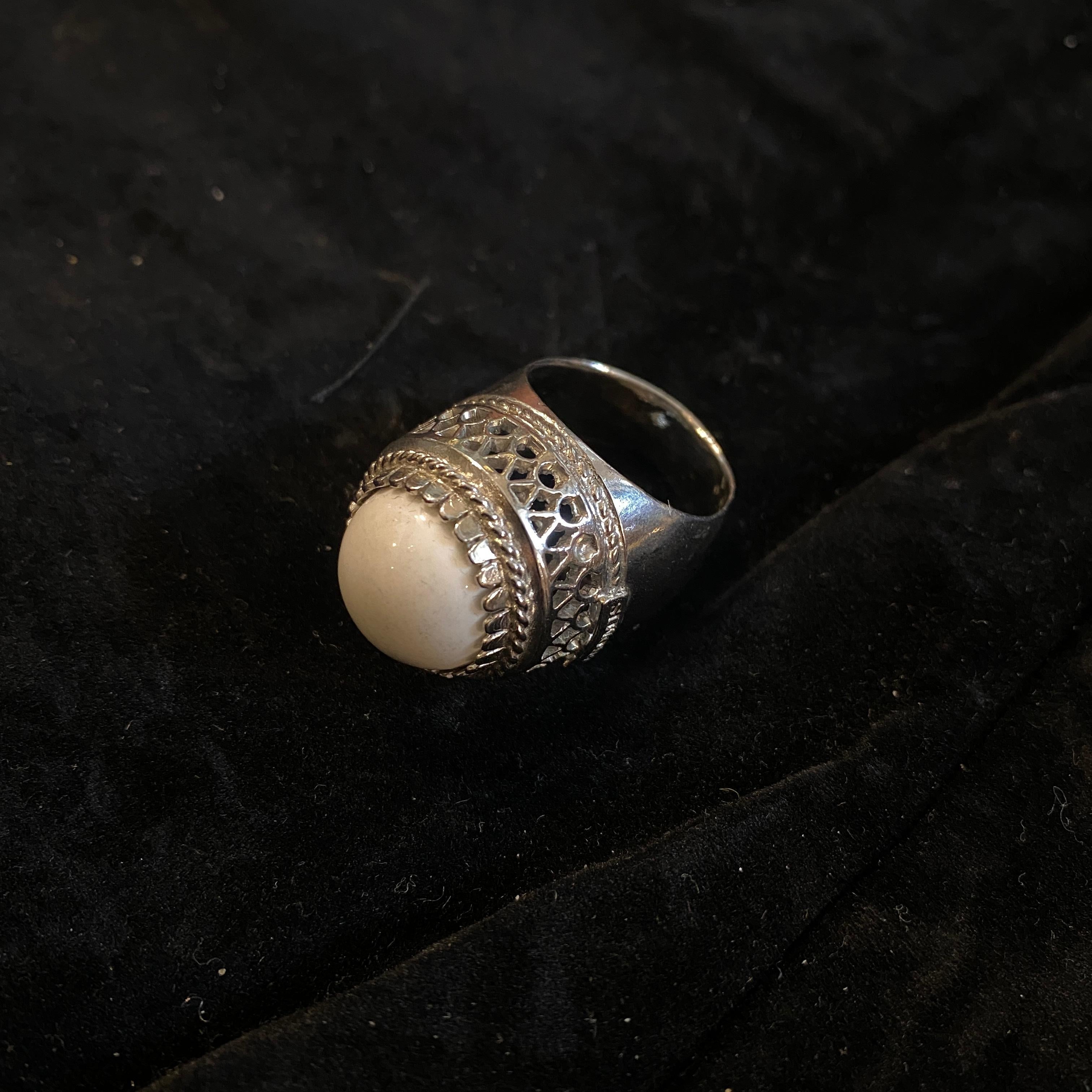 Women's or Men's 1990s Sterling Silver and  White Cabochon Agate Italian Cocktail Ring by Anomis For Sale
