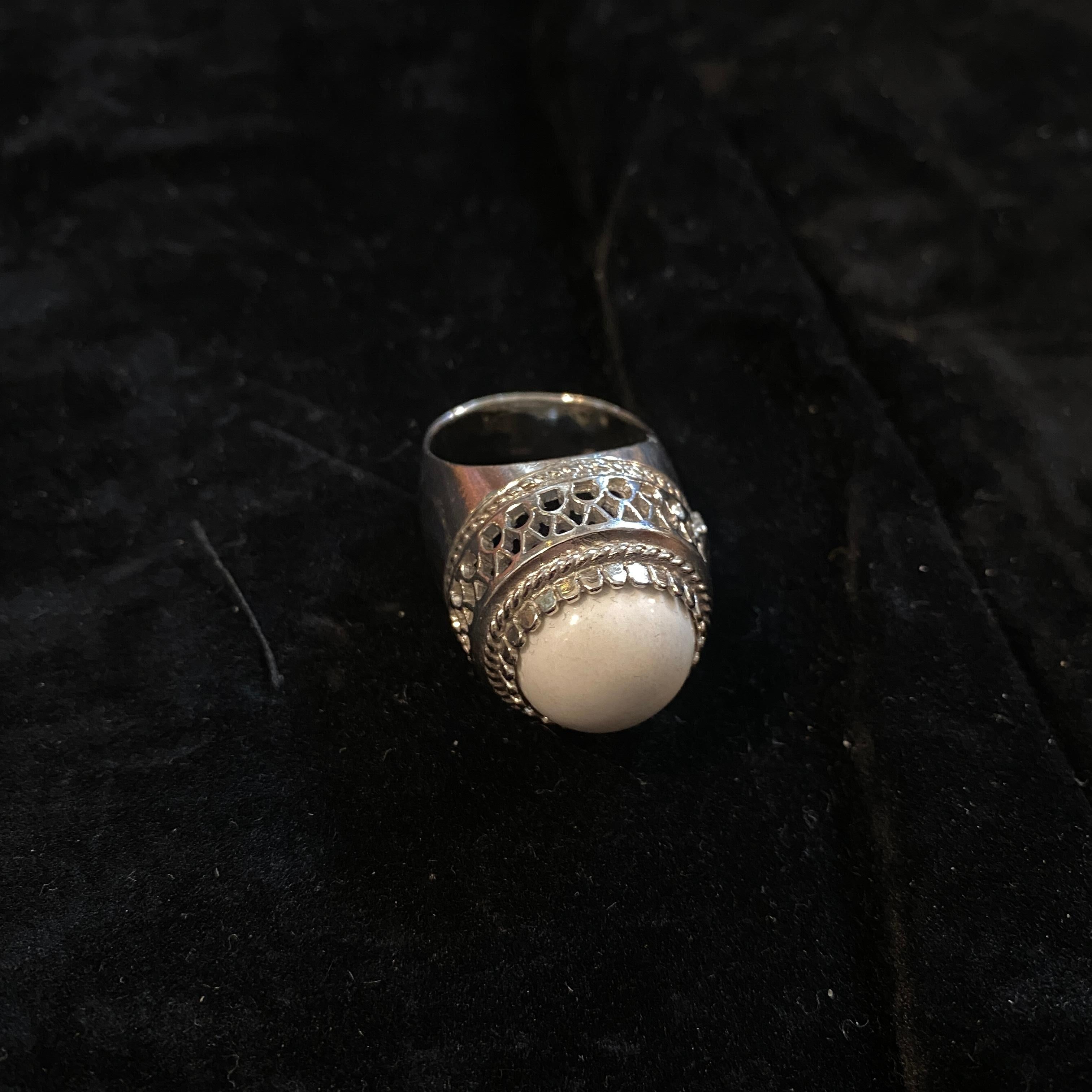 1990s Sterling Silver and  White Cabochon Agate Italian Cocktail Ring by Anomis For Sale 1